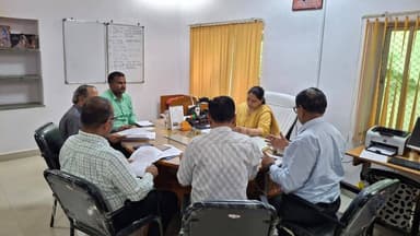 जिला कलेक्टर के निर्देशानुसार एडीएम सिटी ने ली समीक्षा बैठक*
*जल व विद्युत आपूर्ति, मौसमी बीमारियों से बचाव एवं स्वच्छता व्यवस्था के संबंध में बैठक लेकर दिये आवश्यक दिशा निर्देश*
भीलवाड़ा:राजकुमार गोयल , 3 अगस्त जिले में पेयजल, बिजली आपूर्ति , मौसमी बीमारियों से बचाव और स्वच्छता व्यवस्था को सुचारू रखने के लिए जिला कलेक्टर के निर्देशानुसार अतिरिक्त जिला कलेक्टर सिटी श्रीमती प्रतिभा देवटिया की अध्यक्षता में सोमवार को पीएचईडी कार्यालय में समीक्षा बैठक आयोजित की गई। बैठक में पीएचईडी, एवीवीएनएल और नगर निगम के अधिकारियों को निर्देश दिए गए कि आमजन के लिए पानी, बिजली की सुचारू सुविधा एवं उचित साफ़ - सफाई व्यवस्था में कोई परेशानी न हो।
अतिरिक्त जिला कलेक्टर ने पीएचईडी के अधिकारियों को ग्रामीण और शहरी क्षेत्रों में समय पर पेयजल आपूर्ति सुनिश्चित करने, खराब हैंडपंप और ट्यूबवेल की मरम्मत तेज करने को कहा। बैठक में जिला कलेक्टर ने एवीवीएनएल के अधिकारियों को समपर्क पोर्टल पर दर्ज उच्च शिकायतों का त्वरित निस्तारण करने और निर्बाध बिजली आपूर्ति सुनिश्चित करने को कहा गया।
एडीएम ने नगर निगम को शहर की गुणवत्ता पूर्वक रूप से साफ सफाई सुनिश्चित करने के निर्देश प्रदान किए साथ ही बारिश के कारण जिन भी इलाकों में जलभराव की समस्या सामने आई है उन स्थानों पर नालों और ड्रेनेज सिस्टम की समय पर सफाई करवाई जाए और जलभराव वाले क्षेत्रों में पानी के निकास की उपयुक्त व्यवस्था रखने को कहा ।
उन्होंने मुख्य चिकित्सा एवं स्वास्थ्य अधिकारी से मौसमी बीमारियों के संबंध में समीक्षा करते हुए कहा कि मलेरिया डेंगू सहित इत्यादि से बचाव हेतु समस्त आवश्यक कार्य पूर्ण करें।उनके कहा कि सभी विभाग समन्वय बनाकर काम करें और जनता को राहत पहुंचाना सर्वोच्च प्राथमिकता रहे।
इस दौरान जन स्वास्थ्य अभियांत्रिकी विभाग के अधीक्षण अभियंता धनपत राज सोनी वृत्त भीलवाड़ा, एवं परियोजना के अधीक्षण अभियंता विनोद कुमार गर्ग, मुख्य चिकित्सा एवं स्वास्थ्य अधिकारी संजीव शर्मा एवं एवीवीएनएल अधीक्षण अभियंता ओपी खटोड़ सहित अन्य अधिकारीगण मौजूद रहे।
-