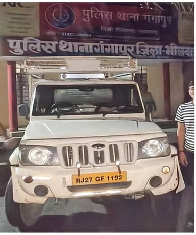 गंगापुर थाना पुलिस की दोहरी कार्रवाई, 105 ग्राम अफीम के साथ तस्कर गिरफ्तार, अवैध बजरी से भरी पिकअप जब्त
पुलिस अधीक्षक सागर राणा के निर्देशन में कार्रवाई, अवैध खनन और मादक पदार्थ तस्करी पर कसा शिकंजा
(भीलवाड़ा तरंग न्यूज़), 3 अगस्त जिले में अवैध मादक पदार्थों एवं अवैध बजरी परिवहन के विरुद्ध चलाए जा रहे अभियान के तहत गंगापुर थाना पुलिस ने दो अलग-अलग कार्रवाइयों में एक आरोपी को 105 ग्राम अवैध अफीम के साथ गिरफ्तार किया, जबकि अवैध बजरी परिवहन में प्रयुक्त एक पिकअप वाहन को जब्त कर संबंधित प्रकरण दर्ज किया है।
पुलिस अधीक्षक सागर राणा के निर्देश एवं अतिरिक्त पुलिस अधीक्षक बुद्धराज अति तथा पुलिस उपाधीक्षक सुनील पालीवाल के सुपरविजन में थानाधिकारी राजेन्द्र सिंह के नेतृत्व में गठित विशेष टीम ने यह कार्रवाई की।
105 ग्राम अफीम के साथ आरोपी गिरफ्तार
पुलिस के अनुसार 1 अगस्त को सूचना के आधार पर रायपुर रोड से जेलाना की ओर जाने वाले मार्ग पर नाकाबंदी की गई। इस दौरान एक बुलेट मोटरसाइकिल की तलाशी लेने पर उसके कब्जे से 105 ग्राम अवैध अफीम बरामद हुई। पुलिस ने श्यामलाल बंजारा (33 वर्ष), निवासी बंजारा बस्ती रतनपुरा (सालेरा), थाना गंगापुर को गिरफ्तार कर घटना में प्रयुक्त बुलेट मोटरसाइकिल जब्त कर ली। आरोपी के विरुद्ध एनडीपीएस एक्ट के तहत मामला दर्ज कर अग्रिम अनुसंधान शुरू कर दिया गया है।
अवैध बजरी से भरी पिकअप जब्त
एक अन्य कार्रवाई में 2 अगस्त को गश्त के दौरान रिको एरिया, गंगापुर में अवैध बजरी का परिवहन करते हुए एक पिकअप वाहन को रोककर जब्त किया गया। पुलिस ने वाहन के विरुद्ध बीएनएस एवं एमएमडीआर एक्ट की संबंधित धाराओं में प्रकरण दर्ज कर जांच शुरू कर दी है।
बजरी माफियाओं का नया तरीका आया सामने
पुलिस के अनुसार अवैध बजरी माफिया अब ट्रैक्टर-ट्रॉली के बजाय पिकअप वाहनों का उपयोग कर बजरी परिवहन कर रहे हैं। पुलिस ने ऐसे मामलों पर सख्त निगरानी रखते हुए कार्रवाई तेज करने के संकेत दिए हैं।
इन पुलिसकर्मियों की रही सराहनीय भूमिका
अफीम बरामदगी की कार्रवाई में थानाधिकारी राजेन्द्र सिंह, हेड कांस्टेबल शैतान सिंह, कांस्टेबल रामदेव, चौथराम (विशेष भूमिका), खेताराम एवं राजूराम शामिल रहे।
वहीं अवैध बजरी परिवहन के खिलाफ कार्रवाई में हेड कांस्टेबल नेतराम, हेड कांस्टेबल शैतान सिंह, कांस्टेबल खेताराम एवं कांस्टेबल वीरेन्द्र (विशेष भूमिका) की महत्वपूर्ण भूमिका रही।
— भीलवाड़ा तरंग न्यूज़