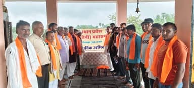 राजनीति में भागीदारी के बिना समाज का विकास असंभव : माली
माली समाज के राजनीतिक जागरूकता अभियान के तहत छह गांवों की संयुक्त बैठक आयोजित
भीलवाड़ा:राजकुमार गोयल, 3 अगस्त राजस्थान प्रदेश माली (सैनी) महासभा के राजनीतिक जागरूकता अभियान के अंतर्गत सोमवार को सांगानेर रोड स्थित सिंदरी का बालाजी परिसर में छह गांवों की संयुक्त बैठक आयोजित की गई। बैठक में समाज के सैकड़ों लोगों ने भाग लेकर सामाजिक एवं राजनीतिक जागरूकता पर विचार-विमर्श किया।
बैठक का संचालन महासभा के मंत्री एवं कालसांस निवासी सुखदेव माली ने किया। उन्होंने कहा कि राजनीतिक जागरूकता अभियान समाज में नेतृत्व क्षमता विकसित करने, राजनीतिक चेतना बढ़ाने तथा सामाजिक एकता को मजबूत करने की दिशा में महत्वपूर्ण पहल है।
बैठक की अध्यक्षता करते हुए राजस्थान प्रदेश माली (सैनी) महासभा के जिलाध्यक्ष भैरूलाल माली ने कहा कि "राजनीति में भागीदारी के बिना किसी भी समाज का समग्र विकास संभव नहीं है।" उन्होंने समाज के लोगों से लोकतांत्रिक प्रक्रिया में सक्रिय भागीदारी निभाने तथा योग्य, ईमानदार एवं समाजहितैषी जनप्रतिनिधियों का चयन करने का आह्वान किया।
कर्मचारी अधिकारी संस्था के जिलाध्यक्ष तोताराम माली ने कहा कि किसी भी समाज की वास्तविक ताकत उसकी शिक्षा, संगठन और जागरूकता में निहित होती है। यदि समाज को आर्थिक, सामाजिक और राजनीतिक रूप से मजबूत बनाना है तो शिक्षा को सर्वोच्च प्राथमिकता देनी होगी।
महासभा के जिला महामंत्री सत्यनारायण (डाबला) ने समाज के सभी वर्गों से एकजुट होकर लोकतांत्रिक मूल्यों को सशक्त बनाने तथा विकासोन्मुख नेतृत्व का समर्थन करने का आह्वान किया।
बैठक में महासभा के सक्रिय सदस्य नानूराम गोयल, लालचंद गोयल, पूर्व उपसरपंच जमनालाल माली, वार्ड पंच प्रतिनिधि तुलसीराम माली, गिरधारी माली, उदयलाल माली, पुषालाल माली, उगमा माली, राधेश्याम माली, राजू माली, बद्रीलाल माली सहित बड़ी संख्या में समाजबंधु उपस्थित रहे।