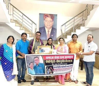 अच्छे कार्यों की, अच्छे कार्य करने वालों की
हौंसला अफजाई करते रहो... श्रीमती सोनी
अन्तर्राष्ट्रीय माहेश्वरी कपल क्लब भिवन्डी नगर अध्यक्ष दरगड़ दम्पत्ति को समाज सेवा रत्न सम्मान भेंट
भीलवाड़ा :राजकुमार गोयल, सोमवार 3 अगस्त
अन्तर्राष्ट्रीय माहेश्वरी कपल क्लब भारत के भीलवाड़ा स्थित राष्ट्रीय कार्यालय गीता भवन सभागार में सोमवार को आयोजित सादे समारोह में क्लब के महाराष्ट्र प्रदेश के भिवन्डी नगर अध्यक्ष श्रीमती नीतू सुनील दरगड़ को शाखा द्वारा विगत 8 वर्षों से नियमित रूप से परमार्थ हितार्थ कार्य करने हेतु " समाज सेवा रत्न सम्मान " भेंट किया गया !
उन्हें यह सम्मान क्लब के राष्ट्रीय महासचिव श्रीमती अनिता डॉ अशोक सोडाणी, राजस्थान प्रदेश अध्यक्ष श्रीमती डॉ सुमन सुरेश सोनी , भीलवाड़ा जिलाध्यक्ष श्री सुनील जागेटिया ने भेंट किया !
इस अवसर पर सम्बोधित करते हुए क्लब के राजस्थान प्रदेश अध्यक्ष श्रीमती डाॅ सुमन श्री सुरेश सोनी ने कहा कि क्लब के राष्ट्रीय महासचिव श्रीमती अनिता डॉ अशोक सोडाणी के नेतृत्व में हमारा प्रयास रहता है कि अन्तर्राष्ट्रीय माहेश्वरी कपल क्लब भारत की सभी 133 जिला व नगर शाखाओं में से जो भी शाखा अध्यक्ष भीलवाड़ा आते हैं और अगर उनके क्षैत्र में उनके जिले या नगर में वह समाज सेवार्थ अच्छे कार्य कर रहे है तो , तो हमारा दायित्व है कि हम उन अच्छे कार्य करने वालों की, उन के अच्छे कार्यों की हौंसला अफजाई करें , इसी क्रम में यह सम्मान समारोह आयोजित किया गया है !
क्लब के राष्ट्रीय महासचिव श्रीमती अनिता डॉ अशोक सोडाणी ने बताया कि भिवन्डी नगर शाखा का यह सम्मान उनके पूर्व नगर अध्यक्ष जी श्रीमती रेणु श्री महेश बिड़ला, श्रीमती रेणु श्री विकास राठी, श्रीमती तरूणा रामेश्वर काखानी एवं वर्तमान नगर अध्यक्ष श्रीमती नीतू सुनील दरगड़ के नेतृत्व में वहां के सदस्यों द्वारा विगत 8 वर्षों से किए जा रहे परमार्थ हितार्थ कार्यों का अभिनन्दन है !
कार्यक्रम के अन्त में सभी का आभार भीलवाड़ा जिलाध्यक्ष सुनील जागेटिया ने व्यक्त किया !