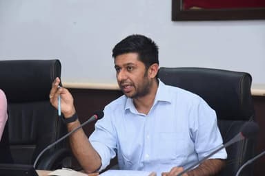 समान सिविल संहिता पर सुझाव देने का आखिरी मौका, 5 अगस्त तक भेजें अभिमत
जिला कलेक्टर जसमीत सिंह संधू ने आमजन से लोकतांत्रिक प्रक्रिया में सक्रिय भागीदारी की अपील की
भीलवाड़ा( महेन्द्र नागौरी) राजस्थान सरकार द्वारा प्रस्तावित राजस्थान समान सिविल संहिता-2026 के मसौदे पर आमजन से सुझाव आमंत्रित किए गए हैं। जिला कलेक्टर जसमीत सिंह संधू ने जिले के नागरिकों से 5 अगस्त तक अपने सुझाव एवं अभ्यावेदन ऑनलाइन दर्ज कराने की अपील की है।
कलेक्टर ने बताया कि राज्य सरकार ने सुझाव देने के लिए ऑनलाइन व्यवस्था उपलब्ध कराई है। जिले के मूल निवासी 5 अगस्त, 2026 तक राज्य सरकार के निर्धारित वेब पोर्टल अथवा क्यूआर कोड के माध्यम से अपने सुझाव दर्ज कर सकते हैं। उन्होंने अधिकाधिक नागरिकों से इस प्रक्रिया में भाग लेकर लोकतांत्रिक व्यवस्था को मजबूत बनाने का आह्वान किया।