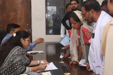 कलेक्टर श्रीमती रेना जमील ने जनदर्शन में प्राप्त आवेदनों पर त्वरित एवं संवेदनशील कार्रवाई सुनिश्चित करने हेतु संबंधित अधिकारियों को आवश्यक निर्देश दिए।
#Surajpur #जनदर्शन #सुशासन #Chhattisgarh
@chhattisgarhcmo @dpr.chhattisgarh @rena_jamil_ias