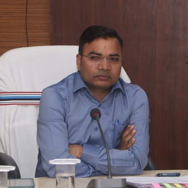 समय सीमा की बैठक में जिला पंचायत सीईओ श्री विजेन्द्र पाटले ने विभागीय योजनाओं की समीक्षा की। बैठक में एग्री स्टैक पंजीयन, स्वास्थ्य, शिक्षा, पेयजल, आवास, कौशल विकास सहित विभिन्न जनकल्याणकारी योजनाओं की प्रगति की समीक्षा कर अधिकारियों को आवश्यक दिशा-निर्देश दिए।
#Surajpur #JilaPanchayat #TimeLimitMeeting #Chhattisgarh
@chhattisgarhcmo @dpr.chhattisgarh