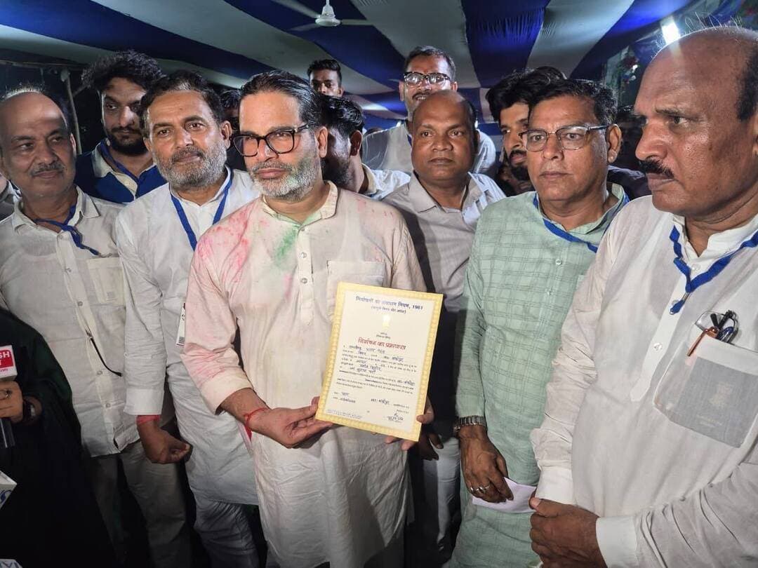 *BIG BREAKING -*
प्रशांत किशोर को मिला बांकीपुर से जीत का प्रमाणपत्र।
प्रशांत किशोर को कुल 64,151 मत मिले और वे निकटतम प्रतिद्वंदी भाजपा उम्मीदवार नीरज सिन्हा से 19,324 मतों से चुनाव जीते। नीरज सिन्हा को 44,827 मत प्राप्त हुए।