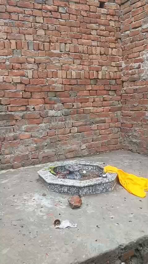 जलेसर शेरगंज माता मंदिर से भगवान की प्रतिमा को क्षतिग्रस्त करके उठा ले जाने से लोगो मे आक्रोश।