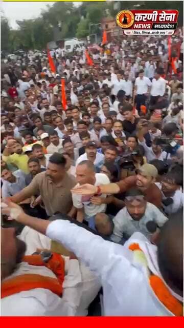 लाठी चार्ज में घायल एक मासूम बच्चा