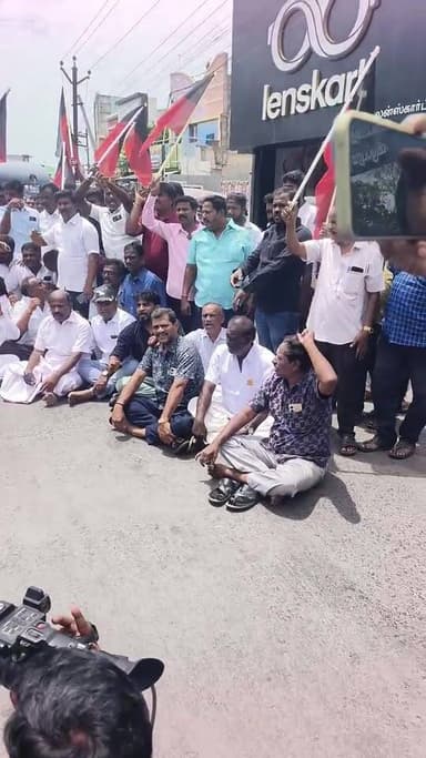 🚨 உதயநிதி ஸ்டாலின் கைது கண்டனம்! விழுப்புரத்தில் திமுகவினர் சாலை மறியல் 🚨
தமிழக எதிர்க்கட்சித் தலைவர் உதயநிதி ஸ்டாலின் கைது செய்யப்பட்டதைக் கண்டித்து, விழுப்புரம் காந்தி சிலை அருகே திமுகவினர் சாலை மறியல் போராட்டத்தில் ஈடுபட்டனர்.
விழுப்புரம் சட்டமன்றத் தொகுதி எம்எல்ஏ டாக்டர் லட்சுமணன் தலைமையில் நடைபெற்ற இந்தப் போராட்டத்தில் ஏராளமான திமுக நிர்வாகிகள் மற்றும் தொண்டர்கள் கலந்து கொண்டு கண்டன முழக்கங்களை எழுப்பினர்.
போராட்டத்தை கலைக்க முயன்ற காவல்துறையினருக்கும் போராட்டக்காரர்களுக்கும் இடையே தள்ளுமுள்ளு ஏற்பட்டதால் அப்பகுதியில் பரபரப்பு நிலவியது. இதனால் சிறிது நேரம் போக்குவரத்தும் பாதிக்கப்பட்டது.
📍 இடம்: விழுப்புரம் காந்தி சிலை
மேலும் உள்ளூர் செய்திகளுக்கு TN32NEWS-ஐ தொடர்ந்து பாருங்கள்.
#Villupuram #DMK #UdhayanidhiStalin #RoadRoko #BreakingNews #TN32NEWS #TamilNews