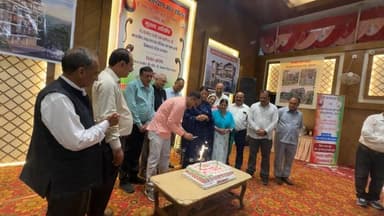 हिमाचल निर्माता Dr. Yashwant Singh Parmar की 120वीं जयंती के अवसर पर 120 दिलों से सजा विशेष केक काटकर उन्हें भावभीनी श्रद्धांजलि अर्पित की गई।
इस आकर्षक और अनूठे केक को शिव बेकर, सोलन ने विशेष रूप से तैयार किया।
#DrYSParmar #120thJayanti #HimachalPride #Solan #ShivBaker #Tribute #HimachalNews