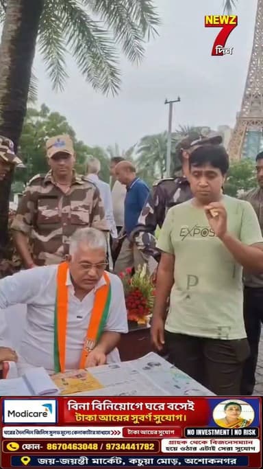 মন দিয়ে এই শিল্পীর গান শুনলেন দিলীপ ঘোষ, কিশোর কুমারের এক জনপ্রিয় গান গেয়ে সকলকে মাতিয়ে দিলেন ইনি
