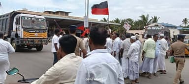உதயநிதி ஸ்டாலின் கைது: சாலைமறியலில் ஈடுபட்ட அதிரை கிழக்கு திமுகவினர் - 25நபர்களை கைது செய்தது காவல்துறை , தனியார் மண்டபத்தில் அடைப்பு !
தஞ்சையில் காவிரி நீர் பிரச்சினை தொடர்பாக நடைபெற்ற ஆர்ப்பாட்டத்தில் பங்கேற்றபோது, தமிழக முதலமைச்சர் குறித்து அவதூறாக பேசியதாக கூறப்படும் குற்றச்சாட்டின் பேரில், தமிழக எதிர்க்கட்சித் தலைவரும் திமுக மாநில இளைஞரணி அமைப்பாளருமான உதயநிதி ஸ்டாலின் இன்று காலை காவல்துறையினரால் கைது செய்யப்பட்டார்.
இந்த கைது நடவடிக்கைக்கு எதிர்ப்பு தெரிவித்து, அதிராம்பட்டினம் கிழக்கு திமுக நிர்வாகிகள் மற்றும் தொண்டர்கள் திடீரென சாலை மறியல் போராட்டத்தில் ஈடுபட்டனர். முக்கிய சாலையில் அமர்ந்து முழக்கங்கள் எழுப்பிய அவர்கள், கைது நடவடிக்கையை கண்டித்ததுடன், உடனடியாக உதயநிதி ஸ்டாலினை விடுதலை செய்ய வேண்டும் என்று வலியுறுத்தினர்.
தகவல் அறிந்து சம்பவ இடத்திற்கு வந்த காவல்துறையினர், போராட்டத்தில் ஈடுபட்டவர்களிடம் பேச்சுவார்த்தை நடத்தி, சாலை மறியலை கைவிடுமாறு கேட்டுக் கொண்டனர். இருப்பினும் போராட்டம் தொடர்ந்ததால், சட்டம்-ஒழுங்கை கருத்தில் கொண்டு சாலை மறியலில் ஈடுபட்ட அதிரை கிழக்கு திமுகவினர் 25 பேரை காவல்துறையினர் கைது செய்தனர்.
கைது செய்யப்பட்டவர்கள் பின்னர் அருகிலுள்ள தனியார் திருமண அரங்கில் தங்க வைக்கப்பட்டதாக தகவல் வெளியாகியுள்ளது.
இந்த திடீர் சாலை மறியல் காரணமாக அந்த பகுதியில் சிறிது நேரம் போக்குவரத்து பாதிக்கப்பட்டதுடன், பரபரப்பான சூழல் நிலவியது.
#BreakingNews #DMK #tvk #uthayanithistalin #adiraixpress #PoliticalDebate #TamilNadu #josaphvijay