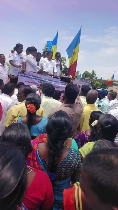 🔴 நேரலை | விழுப்புரம் அருகே காணை கிராமத்தில் பாமக கண்டன ஆர்ப்பாட்டம்
விழுப்புரம் அருகே காணை கிராமத்தில், காணை ஒன்றியத்தில் செயல்பட்டு வரும் கல் குவாரிகளை உடனடியாக மூட வேண்டும் மற்றும் குடிநீர் பற்றாக்குறைக்கு நிரந்தர தீர்வு காண வேண்டும் என்ற கோரிக்கைகளை வலியுறுத்தி, பாட்டாளி மக்கள் கட்சி சார்பில் கண்டன ஆர்ப்பாட்டம் நடைபெற்று வருகிறது.
பாமக தலைவர் அன்புமணி ராமதாஸ் அவர்களின் உத்தரவின்பேரில், பாமக எம்எல்ஏ சிவக்குமார் தலைமையில் நடைபெறும் இந்த ஆர்ப்பாட்டத்தில் கட்சி நிர்வாகிகள், தொண்டர்கள் மற்றும் பொதுமக்கள் திரளாக பங்கேற்றுள்ளனர்.
📡 நிகழ்வின் முழு நேரலையை தொடர்ந்து காணுங்கள்...
#TN32NEWS #Live #Villupuram #Kanai #PMK #AnbumaniRamadoss #SivakumarMLA #காணை #விழுப்புரம் #கண்டனஆர்ப்பாட்டம் #குடிநீர்பற்றாக்குறை #கல்குவாரி