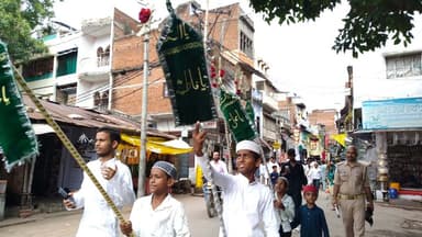 मिर्जापुर में अकीदत के साथ निकला चेहल्लुम का जुलूस, इमामबाड़ा ईदगाह स्थित कर्बला पहुंचा
मिर्जापुर। चेहल्लुम के अवसर पर मंगलवार को मुस्लिम समाज के लोगों ने अकीदत और शांतिपूर्ण माहौल में जुलूस निकाला। नगर के चौक समेत विभिन्न स्थानों से ताजिया निकाला गया, जो निर्धारित मार्गों से होते हुए इमामबाड़ा ईदगाह स्थित कर्बला पहुंचा।
रामबाग, तारकापुर, रमईपट्टी, मोर्चाघर, भटवा पोखरी, मकरीखोह, संगमोहाल, रतनगंज, टेढ़ी नीम और सबरी सहित नगर के कई स्थानों से ताजिया निकाला गया। जुलूस में बड़ी संख्या में मुस्लिम समाज के लोग शामिल रहे।
चेहल्लुम के जुलूस को लेकर सुरक्षा व्यवस्था के मद्देनजर पुलिस के जवान विभिन्न स्थानों पर तैनात रहे। पुलिसकर्मी जुलूस के साथ सुरक्षा व्यवस्था बनाए रखने में लगे रहे। शांतिपूर्ण माहौल में जुलूस इमामबाड़ा ईदगाह स्थित कर्बला पहुंचा।