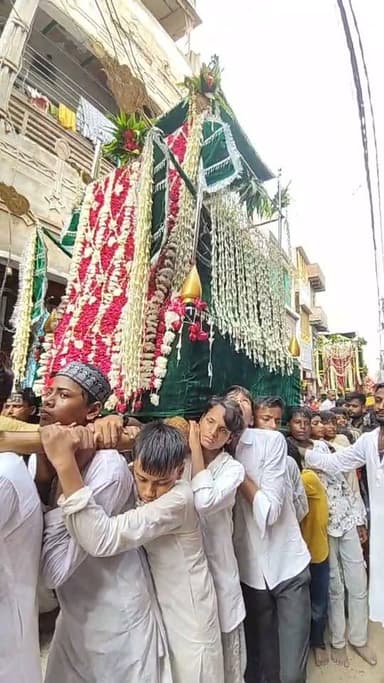 मिर्जापुर नगर में निकली गई चेहल्लुम का जुलूस छोटी ताजिया लेकर कर्बला जाते मुस्लिम,,,,,