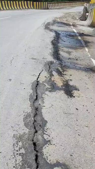35 करोड़ रुपए से बना आम घाट रेलवे क्रासिंग ओवर ब्रिज चढ़ी भ्रष्टाचार की भेट पूल पर आ गई दरार देखिए ,,,,,,,,