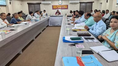 कलेक्टर श्रीमती तुलिका प्रजापति ने कलेक्ट्रेट सभाकक्ष में आयोजित समय-सीमा की बैठक में विभिन्न विभागों की योजनाओं, लंबित प्रकरणों एवं शिकायतों की गहन समीक्षा की।
हाईकोर्ट प्रकरणों में लापरवाही बर्दाश्त नहीं, त्वरित कार्यवाही करें सुनिश्चित - कलेक्टर
- भू-अर्जन, सीएम हेल्पलाइन, जनदर्शन और विभागीय योजनाओं की समीक्षा, अधिकारियों को समयबद्ध एवं गुणवत्तापूर्ण निराकरण के दिए निर्देश
- हाईवे सर्वेलेंस टीम गठित कर निरीक्षण एवं ई-श्रम साथी ऐप के प्रभावी क्रियान्वयन के दिए निर्देश
#mmacdistrict_cg #chhattishgarh #समय_सीमा_बैठक
@chhattisgarhcmo @dpr.chhattisgarh