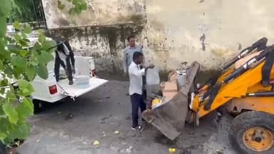“लक्सर में एक्सपायरी खाद्य पदार्थों पर चला प्रशासन का बुलडोज़र! 2 कुंतल सामान नष्ट, कारोबारी का लाइसेंस रद्द; कांवड़ मेले में खाद्य माफियाओं पर सख्त एक्शन” - Bahadrabad News
=================
_*पूरी ख़बर पढ़ने के लिए नीचे दी गई ब्लू लाइन पर क्लिक करें।*_
👇👇
https://bahadrabadnews.com/administrations-bulldozer-runs-on-expired-food-items-in-luxor-2-quintals-of-goods-destroyed/
*"बहादराबाद न्यूज़/ की खबरे व्हाट्सएप पर पाने के लिए ग्रुप से जुड़े.. क्लिक करे!*👇
https://chat.whatsapp.com/JRJhdKtAfvYEyJxTAHmU0W
=================
_*News by -SHAJAD ALI*_