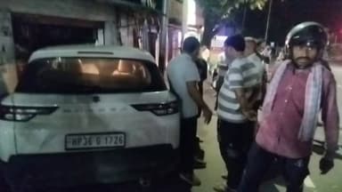 ढलियारा में हादसा दुकान में घुसी कार