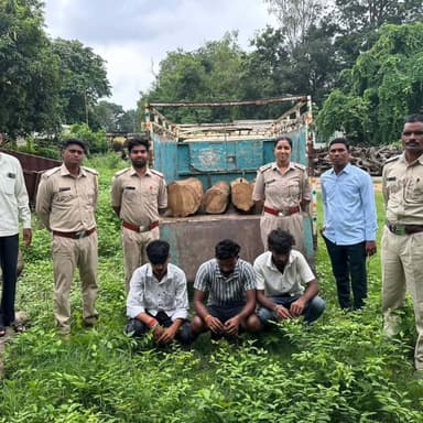रामानुजनगर वन परिक्षेत्र में रात्रिकालीन गश्त के दौरान वन विभाग ने सागौन काष्ठ से लदा पिकअप वाहन जब्त किया। वाहन एवं वनोपज को जब्त कर भारतीय वन अधिनियम के तहत प्रकरण दर्ज किया गया। वन अपराधों के विरुद्ध कार्रवाई लगातार जारी है।
#Surajpur #ForestDepartment #ForestProtection #Chhattisgarh #IllegalTimber
@chhattisgarhcmo @chhattisgarhforestdepartment @dpr.chhattisgarh