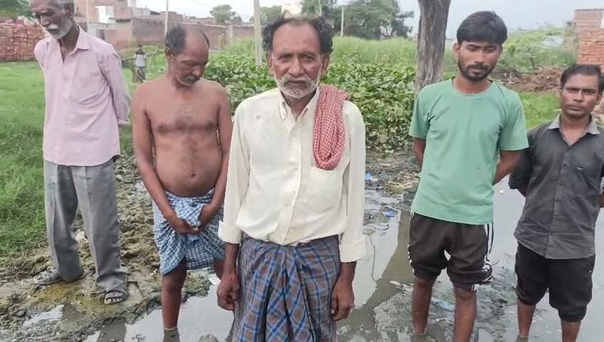 यह सभी अवागढ क्षेत्र के ग्राम मोहनपुर के दलित बाल्मीकि समुदाय के लोग आज भी पुरातन समय का नर्क भोग रहे हैं
बदहाल निकास व नरकीय जीवन यापन को मजबूर हैं
न जाने इनके लिए कौन रहनुमा बनकर आएगा तब इन लोगों का भी उद्धार हो पाएगा
गांव की कुल आवादी लगभग 6से 7 हजार होगी
यहां
हिन्दू बंजारे
दिवाकर
मुस्लिम
नाई
ठाकुर
ब्राह्मण
जाटव
बाल्मीक
जातियों का प्रमुख निवास है लेकिन
