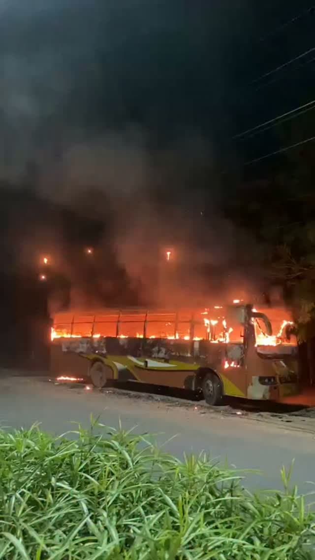 जोधपुर में एक ही ट्रेवल्स की 2 बसो में रंजिश के चलते लगवाई आग l चौपासनी क्षेत्र में एक बस में आग लगी व दूसरी कायलाना क्षेत्र में एक बस में आग लगी । एक की ट्रैवल कंपनी की दो खड़ी बसों में आग लगवाई गई।
#jodhpur #news