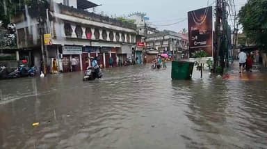 কোটি কোটি টাকার স্মার্ট সিটি প্রকল্প, অথচ বৃষ্টিতেই রাস্তার অবস্থা সমুদ্র সৈকতের মতো!
স্মার্ট সিটির দাবি, বাস্তবে জলমগ্ন রাস্তা—প্রশ্নের মুখে উন্নয়নের চিত্র