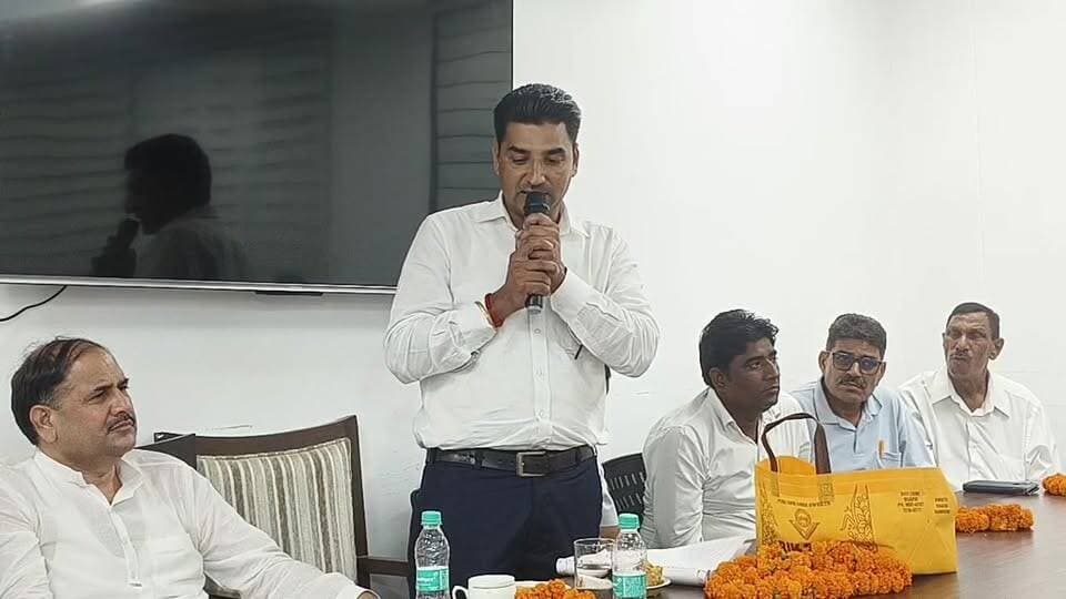📍 LIVE | व्यासपुर रेस्ट हाउस से सीधा प्रसारण
आज व्यासपुर रेस्ट हाउस में ब्लॉक अध्यक्ष एडवोकेट परवीन राणा एवं जिला अध्यक्ष नरपाल सिंह गुर्जर (कांग्रेस कमेटी, यमुनानगर ग्रामीण) के नेतृत्व में कांग्रेस की मासिक समीक्षा बैठक आयोजित की गई।
बैठक में संगठन की मजबूती, आगामी कार्यक्रमों एवं कार्यकर्ताओं के साथ विभिन्न महत्वपूर्ण विषयों पर विस्तार से चर्चा की गई।
देखिए इस बैठक की पूरी कवरेज LIVE सिर्फ Rashtriya Kadam News पर।
#Congress #Yamunanagar #Vyaspur #NarpalSinghGurjar #AdvParveenRana #MonthlyReviewMeeting #Live #RashtriyaKadamNews