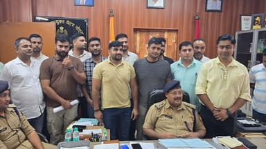 गौतमबुद्धनगर पुलिस ने चांदी व्यापारी से हुई करोड़ों रुपये के आभूषणों की लूट के मामले का सफल खुलासा करते हुए बड़ी कामयाबी हासिल की है। थाना बीटा-2 पुलिस, एसओजी ग्रेटर नोएडा और थाना इकोटेक-1 की संयुक्त टीम ने इस मामले में पांच आरोपियों को गिरफ्तार किया है।
पुलिस के मुताबिक, 2 अगस्त 2026 को चांदी व्यापारी से लूट की वारदात की सूचना मिलने के बाद मामला दर्ज किया गया। इसके बाद पांच विशेष टीमों का गठन कर सीसीटीवी फुटेज, इलेक्ट्रॉनिक साक्ष्य, सर्विलांस और लोकल इंटेलिजेंस की मदद से जांच शुरू की गई।
लगातार की गई कार्रवाई के बाद 4 और 5 अगस्त की रात एटीएस गोलचक्कर के पास से पांच आरोपियों—अंकुर, अमित, सोहित बंसल, हिमांशु और कमलकांत—को गिरफ्तार कर लिया गया।
पुलिस ने आरोपियों के कब्जे से लूटा गया पूरा माल बरामद कर लिया है। इसमें लगभग 635 ग्राम सोने के आभूषण और करीब 12.138 किलोग्राम चांदी के आभूषण शामिल हैं। इसके अलावा वारदात में इस्तेमाल की गई बिना नंबर प्लेट की बलेनो कार, एक अवैध .315 बोर तमंचा और दो जिंदा कारतूस भी बरामद किए गए हैं।
पूछताछ में आरोपियों ने बताया कि वे एक संगठित गिरोह के रूप में काम करते थे और पहले व्यापारियों की रेकी करते थे। मुख्य आरोपी कमलकांत ने दिल्ली के चांदनी चौक इलाके में कई दिनों तक व्यापारियों की गतिविधियों पर नजर रखी। सूचना मिलने के बाद गिरोह ने दो कारों के जरिए व्यापारी का पीछा किया और जीरो प्वाइंट के पास दुर्घटना का बहाना बनाकर वाहन रुकवाया। इसके बाद हथियार के बल पर आभूषणों से भरा बैग लूटकर सभी आरोपी फरार हो गए।
पुलिस की त्वरित कार्रवाई और तकनीकी जांच के जरिए इस पूरी वारदात का खुलासा कर दिया गया और लूटा गया संपूर्ण माल भी बरामद कर लिया गया है।
फिलहाल पुलिस आरोपियों से पूछताछ कर रही है ताकि यह पता लगाया जा सके कि इस गिरोह का संबंध अन्य लूट की घटनाओं से भी है या नहीं।