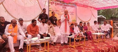 विधायक श्री बालकृष्ण पाटीदार के जन्मदिन पर नगर को विकास कार्यों की सौगात
________________
करीब डेढ़ करोड़ रुपये के निर्माण कार्यों का भूमिपूजन एवं सामुदायिक भवन का लोकार्पण
________________
स्वच्छ भारत मिशन के तहत 10 नए कचरा वाहनों को दिखाई हरी झंडी
________________
खरगोन 05 अगस्त 2026। क्षेत्रीय विधायक श्री बालकृष्ण पाटीदार ने बुधवार को अपने जन्मदिन के अवसर पर नगरवासियों को विकास कार्यों की सौगात दी। उन्होंने विभिन्न निर्माण कार्यों का भूमिपूजन एवं लोकार्पण करते हुए शहर के सर्वांगीण विकास के लिए अपनी प्रतिबद्धता दोहराई। इस दौरान स्वच्छ भारत मिशन अंतर्गत नगर पालिका परिषद के लिए खरीदे गए 10 नए कचरा वाहनों को भी हरी झंडी दिखाकर रवाना किया।
कार्यक्रम की शुरुआत जैतापुर स्थित माली मोहल्ला में लगभग 10 लाख रुपये की लागत से निर्मित सागरवंशी माली समाज के सामुदायिक भवन के लोकार्पण से हुई। इसके पश्चात सब्जी मंडी परिसर में आयोजित कार्यक्रम में विधायक श्री पाटीदार ने 60.86 लाख रुपये की लागत से बनने वाले सब्जी मंडी शेड एवं प्लेटफॉर्म, 37.23 लाख रुपये की लागत से वार्ड क्रमांक 5 में कृष्ण कुंज से राजवाड़ा को जोड़ने वाली पुलिया, 24.18 लाख रुपये की लागत से वार्ड क्रमांक 29 स्थित विश्वसखा कॉलोनी के गार्डन के सौंदर्यीकरण तथा 33.37 लाख रुपये की लागत से गायत्री मंदिर तिराहा के सौंदर्यीकरण कार्य का भूमिपूजन किया।
इस अवसर पर विधायक श्री पाटीदार ने कहा कि नगर पालिका परिषद शहर के समग्र विकास के लिए निरंतर कार्य कर रही है और भविष्य में भी विकास कार्यों की यह श्रृंखला जारी रहेगी। उन्होंने कहा कि किसी भी विकास कार्य की सफलता जनसहभागिता पर निर्भर करती है। सभी नागरिकों के सहयोग से निर्माण कार्य समयबद्ध एवं गुणवत्तापूर्ण तरीके से पूर्ण होंगे।
उन्होंने कहा कि सब्जी मंडी परिसर में बनने वाला नया शेड एवं प्लेटफॉर्म व्यापारियों और आम नागरिकों के लिए बेहतर सुविधाएं उपलब्ध कराएगा। साथ ही मंडी को रात्रिकालीन गतिविधियों के अनुरूप और अधिक सुविधाजनक बनाने के भी प्रयास किए जाएंगे।
कार्यक्रम के दौरान स्वच्छ भारत मिशन के अंतर्गत नगर पालिका परिषद के 10 नए कचरा वाहनों, जिनमें 6 डोर-टू-डोर कचरा संग्रहण वाहन एवं 4 डम्पर वाहन शामिल हैं, को हरी झंडी दिखाकर रवाना किया गया। इन वाहनों के संचालन से शहर में ठोस अपशिष्ट प्रबंधन व्यवस्था और अधिक सुदृढ़ होगी तथा स्वच्छता अभियान को गति मिलेगी।
कार्यक्रम में नगर पालिका अध्यक्ष श्रीमती छाया अरुण जोशी, उपाध्यक्ष श्री भोलू कर्मा, पूर्व जिला पंचायत अध्यक्ष श्री जगदीश पटेल, लोक निर्माण सभापति श्री धीरेंद्रसिंह चौहान सहित जनप्रतिनिधि, नगर पालिका की मुख्य नगर पालिका अधिकारी सुश्री कमला कोल, अधिकारी, कर्मचारी एवं बड़ी संख्या में नागरिक उपस्थित रहे।
#JansamparkMP #khargone