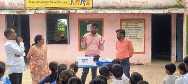 स्कूल के बच्चों ने सीखा जल परीक्षण का तरीका
________________
स्टॉप डायरिया अभियान के तहत ग्राम मोहना में आयोजित हुआ जागरूकता कार्यक्रम
________________
एफटीके किट के माध्यम से पेयजल की गुणवत्ता जांच की दी जानकारी
________________
खरगोन 05 अगस्त 2026। कलेक्टर श्री गुरुप्रसाद के निर्देशन एवं लोक स्वास्थ्य यांत्रिकी विभाग के कार्यपालन यंत्री श्री राहुल सूर्यवंशी के मार्गदर्शन में जिले में संचालित स्टॉप डायरिया अभियान के अंतर्गत ग्राम मोहना स्थित विद्यालय में जागरूकता कार्यक्रम आयोजित किया गया। कार्यक्रम में लोक स्वास्थ्य यांत्रिकी विभाग के विकासखंड समन्वयक श्री जितेन्द्र जायसवाल ने विद्यार्थियों को एफटीके (फील्ड टेस्ट किट) के माध्यम से पेयजल स्रोतों की गुणवत्ता जांच करने की विधि का व्यावहारिक प्रदर्शन कर जानकारी दी।
कार्यक्रम में बच्चों को बताया गया कि सुरक्षित एवं स्वच्छ पेयजल का उपयोग डायरिया सहित जलजनित बीमारियों की रोकथाम में महत्वपूर्ण भूमिका निभाता है। साथ ही उन्हें जल स्रोतों की नियमित जांच, स्वच्छता बनाए रखने तथा सुरक्षित पेयजल के उपयोग के प्रति जागरूक किया गया, ताकि वे स्वयं भी सजग रहें और अपने परिवार व ग्रामीणों को भी इसके लिए प्रेरित कर सकें।
इस अवसर पर हैंडपंप टेक्नीशियन, विद्यालय के शिक्षक एवं बड़ी संख्या में छात्र-छात्राएं उपस्थित रहे। विभाग द्वारा अभियान के माध्यम से ग्रामीण क्षेत्रों में स्वच्छ पेयजल एवं जल गुणवत्ता परीक्षण के प्रति जनजागरूकता बढ़ाने के लिए लगातार गतिविधियां संचालित की जा रही हैं।
#JansamparkMP #khargone