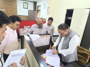 संभागायुक्त श्री लक्षकार ने किया खरगोन जिले का किया व्यापक निरीक्षण
________________
कलेक्टर, अपर कलेक्टर और नगर तहसील न्यायालय में जांचे राजस्व प्रकरण
________________
आकांक्षी जनजातीय जनपद का फील्ड विजिट कर परखी सांदीपनि विद्यालय में शिक्षा और आंगनवाड़ी में सुविधा
________________
दुर्गम क्षेत्र स्थित प्राथमिक स्वास्थ्य केन्द्र सिरवेल का निरीक्षण कर स्वास्थ्य सेवाओं एवं उपलब्ध सुविधाओं की ली जानकारी
________________
खरगोन 05 अगस्त 2026।संभागायुक्त श्री भास्कर लक्षकार बुधवार को खरगोन जिले के व्यापक भ्रमण पर पहुंचे। इस दौरान संभागायुक्त द्वारा सबसे पहले कलेक्टर न्यायालय, अपर कलेक्टर और नगरीय तहसील कार्यालय कोर्ट में राजस्व प्रकरणों की ऑनलाइन समीक्षा स्वयं द्वारा की गई। इसके पश्चात वे जनजातीय जनपद आकांक्षी भगवानपुरा के फील्ड विजिट के लिए निकले। इस दौरान उन्होंने बिस्टान स्थित सांदीपनि विद्यालय व आंगनवाड़ी और मोहना में जो जीवन मिशन अंतर्गत रेट्रो फिटिंग योजना देजला देवाड़ा में जल निगम की परियोजना का निरीक्षण किया। सांदीपनि विद्यालय में गुणवत्तापूर्ण शिक्षा के लिए सूक्ष्मता के साथ पहले विद्यार्थियों से जाना। इसके पश्चात शिक्षकों से पढ़ाई के तरीकों, डेटा संधारण और कर्मचारियों के समयमान वेतनमान आदि की जानकारी ली।
राजस्व प्रकरण शीघ्रता से निराकरण के लिए वीसी के माध्यम से गवाही लेना अच्छा विकल्प - संभागायुक्त श्री लक्षकार
________________
संभागायुक्त श्री लक्षकार ने खरगोन कलेक्टर न्यायालय में आरसीएमएस पोर्टल पर स्वयं द्वारा दर्ज प्रकरणों की जानकारी लेते हुए यह भी देखा कि किस प्रकरण को कब तहसीलदार को भेजा गया तथा तहसीलदार द्वारा उक्त प्रकरण में क्या कार्यवाही की गई। उन्होंने मुख्य रूप से विकल्प बताते हुए कहा कि राजस्व प्रकरणों के गवाही में देरी होने के विभिन्न कारणों से प्रकरण में निर्णय जल्दी नहीं आ पाता है। इसलिए नवाचार के रूप में वीसी के माध्यम से गवाही लेने की प्रक्रिया निर्धारित की जा सकती है। उन्होंने कलेक्टर व अपर कलेक्टर न्यायालय का निरीक्षण करते हुए भू-अर्जन, भू-आवंटन, धारणाधिकार के प्रकरणों के सम्बंध में जानकारी ली। उन्होंने अर्थदंड के आदेश के संबंध में निर्देश दिए कि ऐसे प्रकरणों में जब तक वसूली न हो जाए, तब तक प्रकरण बंद नहीं किए जाए। अपर कलेक्टर न्यायालय में प्रकरणों के निराकरण का अच्छा प्रतिशत होने पर श्रीमती रेखा राठौर की सराहना भी की। खरगोन नगरीय तहसील के निरीक्षण के दौरान संभागायुक्त श्री लक्षकार ने तहसीलदार के न्यायिक और गैर न्यायिक कार्यों के विभाजन, कोर्ट के समय और निर्धारित दिवसों पर विशेष जोर दिया। उन्होंने बी-121 के प्रकरणों के ऑर्डर शीट भी जांची। तहसील न्यायालय में विवादित और अविवादित नामांतरण संपदा से ऑटोमैटिक नामांतरण, सायबर तहसील की रिपोर्ट, फ्लाई शीट, गिरदावरी और स्वामित्व योजना के प्रकरणों के बारे में भी विस्तार से जानकारी ली। तहसील न्यायालय में पटवारी से प्राप्त रिपोर्ट की प्राप्ति को अंकित नहीं करने पर तहसीलदार श्री रावत से नाराजगी जताई।
शिक्षकों की उपस्थिति और वेतन जनरेट करने के आधार की जानकारी ली
________________
संभागायुक्त श्री लक्षकार ने भगवानपुरा जनपद के बिस्टान में सांदीपनि विद्यालय में पहुंचकर गुणवत्तापूर्ण शिक्षा के संबंध में विद्यार्थियों से उनकी पढ़ाई का समय, ट्यूशन का समय, मंथली टेस्ट, कंप्यूटर का ज्ञान,किताबों तथा विद्यार्थियों द्वारा बनाए गए नोट्स आदि के बारे में जाना। साथ ही विद्यार्थियों से भी जानकारी ली। संभागायुक्त श्री लक्षकार ने शिक्षकों की उपस्थिति मोबाइल और ई - एटेंडेंस तथा वेतन जनरेट करने के आधार भी जाने। उन्होंने स्कूल की केशबुक, वाउचर तथा शिक्षकों के जीपीएफ के लंबित प्रकरणों को भी विशेष रूप से देखा।
कर्मचारियों के हितों को ध्यान रखने की दी हिदायत
________________
संभागायुक्त श्री लक्षकार ने सांदीपनि विद्यालय का निरीक्षण करते हुए मुख्य रूप से कर्मचारियों के हितों का ध्यान रखने के निर्देश दिये। उन्होंने प्रमुखता से कर्मचारियों की सर्विस बुक के संधारण के तरीके और सेवा पुस्तिकाओं में कर्मचारियों की इंट्री का अवलोकन किया। पाया गया कि सर्विस बुक में 2017 के बाद से इंट्री नहीं की गई। इस संबंध में संबंधितों को कार्य प्रणाली सुधारने के निर्देश दिए गये। संभागायुक्त श्री लक्षकार ने कलेक्टर व अन्य अधिकारियों को संस्थाओं के निरीक्षण के दौरान सेवा पुस्तिकाओं और पेंशन, समयमान वेतनमान आदि प्रकरणों को भी जांचने के निर्देश दिए हैं। संभागायुक्त श्री लक्षकार द्वारा मोहना ग्राम में जल जीवन मिशन अंतर्गत रेट्रो फिटिंग योजना के कार्यों का भी निरीक्षण किया गया। इस संबंध में ग्रामीणों सहित रोजगार सहायक और कार्यपालन यंत्री श्री सूर्यवंशी से भी जानकारी ली। साथ ही शासकीय उचित मूल्य की दुकान का भी निरीक्षण कर वेयर हाउस से प्राप्त हुए चावल के संबंध में भौतिक सत्यापन और दुकान का स्टॉक भी जांचा। इसके अलावा उन्होंने देजला देवाड़ा गांव में जल निगम के निर्माणाधीन इंटेकवेल का भी निरीक्षण कर आवश्यक जानकारी ली।
प्राथमिक स्वास्थ्य केन्द्र सिरवेल की स्वास्थ्य सेवाओं का लिया जायजा
________________
संभागायुक्त श्री भास्कर लक्षकार ने दुर्गम क्षेत्र स्थित प्राथमिक स्वास्थ्य केन्द्र सिरवेल का निरीक्षण कर स्वास्थ्य सेवाओं एवं उपलब्ध सुविधाओं की विस्तृत समीक्षा की। उन्होंने संस्थान में प्रसव सेवाओं, एम्बुलेंस की उपलब्धता, क्षेत्र में नेटवर्क कनेक्टिविटी, ओपीडी, एएनसी सेवाओं, प्रथम तिमाही में पंजीकृत गर्भवती महिलाओं, सैंपल कलेक्शन व्यवस्था तथा प्रयोगशाला उपकरणों की जानकारी ली। दवाओं का स्टॉक एवं एक्सपायरी प्रबंधन की समीक्षा के दौरान स्टॉक रजिस्टर उपलब्ध नहीं मिलने पर उन्होंने आवश्यक अभिलेख व्यवस्थित रखने के निर्देश दिए। उन्होंने भवन निर्माण एजेंसी से सभी मूलभूत कार्य पूर्ण कराने, खिड़कियों पर पर्दे लगाने, आवश्यक संकेतक स्थापित करने, विद्युत व्यवस्था दुरुस्त रखने तथा बेड पर पर्याप्त चादरों की उपलब्धता सुनिश्चित करने के निर्देश दिए। संभागायुक्त ने कहा कि जिन गर्भवती महिलाओं की सामान्य प्रसूति संभव है, उनकी डिलीवरी स्थानीय स्तर पर ही कराई जाए, ताकि दुर्गम क्षेत्र के लोगों को बेहतर स्वास्थ्य सुविधाएं उपलब्ध हो सकें। स्टाफ की कमी की जानकारी मिलने पर उन्होंने आवश्यक कार्रवाई के निर्देश दिए। वहीं कलेक्टर श्री गुरु प्रसाद ने सचिव एवं ग्राम रोजगार सहायक के माध्यम से व्यापक प्रचार-प्रसार कर ग्रामीणों को यह जानकारी देने के निर्देश दिए कि प्राथमिक स्वास्थ्य केन्द्र में नियमित रूप से चिकित्सक उपलब्ध हैं, जिससे अधिक से अधिक लोग स्थानीय स्तर पर स्वास्थ्य सेवाओं का लाभ ले सकें। निरीक्षण के दौरान कलेक्टर श्री गुरु प्रसाद, जिला पंचायत के मुख्य कार्यपालन अधिकारी श्री मिलिंद कुमार नागदेवे, एसडीएम श्री सत्येंद्र बैरवा, जनपद पंचायत के मुख्य कार्यपालन अधिकारी, मुख्य चिकित्सा एवं स्वास्थ्य अधिकारी तथा संबंधित विभागों के अधिकारी-कर्मचारी उपस्थित थे।
#JansamparkMP #khargone