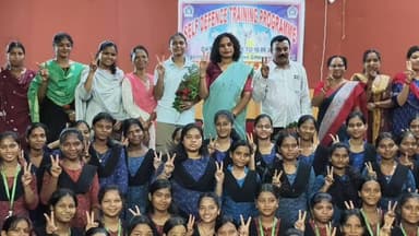 କୁଚିଣ୍ଡା ମହାବିଦ୍ୟାଳୟ ପରିସରରେ ଛାତ୍ରୀମାନଙ୍କ ପାଇଁ ଏକ ୬ ଦିନିଆ ଆତ୍ମସୁରକ୍ଷା ପ୍ରଶିକ୍ଷଣ ଶିବିର ଆନୁଷ୍ଠାନିକ ଭାବେ ଉଦ୍ଘାଟିତ ହୋଇଯାଇଛି। ଛାତ୍ରୀମାନଙ୍କ ମଧ୍ୟରେ ଆତ୍ମବିଶ୍ୱାସ ବୃଦ୍ଧି କରିବା ସହ ବିପଦ ସମୟରେ ନିଜର ସୁରକ୍ଷା ନିଜେ କରିବା ପାଇଁ ଏହି ଶିବିରର ଆୟୋଜନ କରାଯାଇଛି। ଏହି ପ୍ରଶିକ୍ଷଣ ଶିବିରରେ ମୁଖ୍ୟ ଅତିଥି ତଥା ମୁଖ୍ୟ ପ୍ରଶିକ୍ଷିକା ଭାବେ ପ୍ରଶିକ୍ଷଣ ଗୁରୁ ରୀତିକା ମହୋତୋ ଯୋଗଦେଇ ଶିବିରକୁ ଉଦ୍ଘାଟନ କରିଥିଲେ। ସେ ଛାତ୍ରୀମାନଙ୍କୁ ଆତ୍ମସୁରକ୍ଷାର ବିଭିନ୍ନ କୌଶଳ ଓ ନୀତି-ନିୟମ ସମ୍ପର୍କରେ ତାଲିମ ପ୍ରଦାନ କରିବା ସହ ଦୈନନ୍ଦିନ ଜୀବନରେ ସଚେତନ ଓ ସାହସୀ ହେବାକୁ ପରାମର୍ଶ ଦେଇଛନ୍ତି। #selfdefence #kuchinda #amarkuchinda #sambalpur #ଶକ୍ତିଶ୍ରୀ