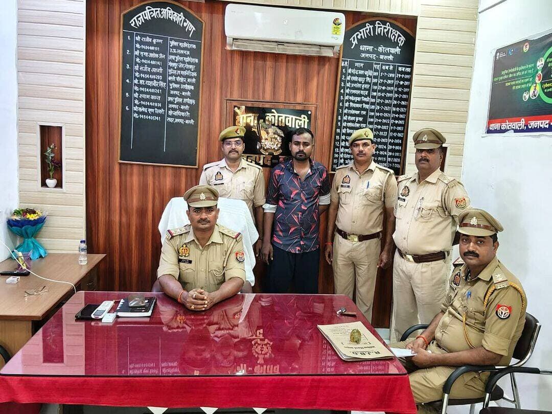 बस्ती समाचार
बस्ती थाना कोतवाली पुलिस द्वारा सिगरेट मांगने के दौरान हुए विवाद मे फायरिंग करने से संबंधित फरार चल रहे एक अभियुक्त को किया गिरफ्तार
थाना कोतवाली बस्ती पुलिस द्वारा थाना स्थानीय पर पंजीकृत मु0अ0सं0 317/2026 धारा 109(1),115(2),352,351(3) BNS व 3/25 आर्म्स एक्ट मे वांछित/फरार अभियुक्त 1. राहुल जायसवाल पुत्र स्व0 मुन्नी लाल को गिरफ्तार कर बाद विधिक कार्यवाही करते हुए माननीय न्यायालय रवाना किया गया