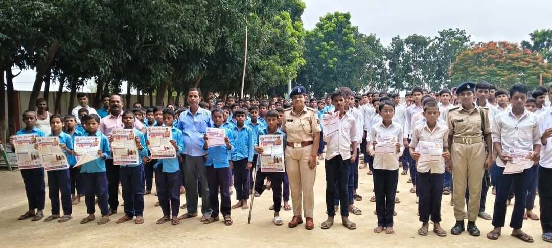 महिला सुरक्षा व लैंगिक समानता के लिए सोनबरसा पुलिस का जागरूकता अभियान; छात्रों से की डायल-112 का उपयोग करने की अपील
पूरी खबर कॉमेंट बॉक्स में....
#OperationVidhiPalak #WomenSafety #GenderEquality #SonbarsaPolice #AwarenessCampaign #Dial112 #RespectWomen #LawAndOrder #ResponsibleCitizens #ऑपरेशन_विधि_पालक #महिला_सुरक्षा #सोनबरसा_पुलिस #लैंगिक_समानता #जागरूकता_अभियान #डायल112