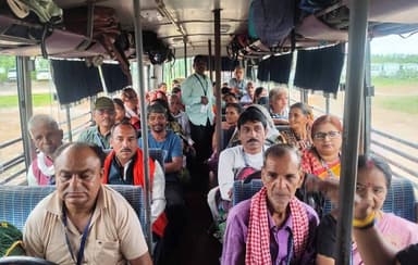 किसी के लिए अयोध्या केवल एक तीर्थ नहीं, बल्कि आस्था, विश्वास और प्रभु श्रीराम से जुड़ी भावनाओं का केंद्र है। वर्षों से मन में संजोए श्रीरामलला के दर्शन के सपने को साकार करने का अवसर जब मिला, तो मनेंद्रगढ़ के श्रद्धालुओं के चेहरे पर खुशी, उत्साह और भक्ति का भाव देखते ही बन रहा था। छत्तीसगढ़ शासन की महत्वाकांक्षी “श्री रामलला दर्शन (अयोध्या धाम) योजना” के तहत मनेंद्रगढ़-चिरमिरी-भरतपुर जिले से चयनित 52 श्रद्धालुओं का दल विशेष रेल से अयोध्या धाम की यात्रा के लिए रवाना हुआ। शासन की इस जनकल्याणकारी पहल ने जिले के श्रद्धालुओं को प्रभु श्री राम की जन्मभूमि अयोध्या पहुंचकर रामलला के दर्शन करने का अवसर उपलब्ध कराया है। यात्रा को लेकर श्रद्धालुओं में विशेष उत्साह रहा और रामधुन, भजनों तथा “जय श्रीराम” के जयघोष से पूरा वातावरण भक्तिमय हो उठा।
#chhattisgarh #mcbdistrict