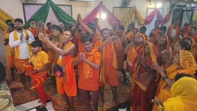 🙏 सेवा ही सबसे बड़ा धर्म।
झुमरी तिलैया स्थित बाबा निवास शिव वाटिका में देवघर से लौट रहे कांवरियों का गर्मजोशी से स्वागत किया गया। श्रद्धालुओं के लिए नि:शुल्क चाय, पानी, भोजन, रात्रि विश्राम, पूजा-अर्चना और भजन-कीर्तन की विशेष व्यवस्था की गई। शिव भक्ति और सेवा का यह अनूठा संगम श्रद्धालुओं के लिए यादगार बन गया। हर-हर महादेव! 🔱🕉️
#HarHarMahadev #BolBam #KanwarYatra #BabaDham #ShivBhakti #JhumriTilaiya #Koderma #Jharkhand #SevaParamoDharmah #ShivVatika #Devghar #Mahadev #BolBam2026 #Bhakti #LocalNews