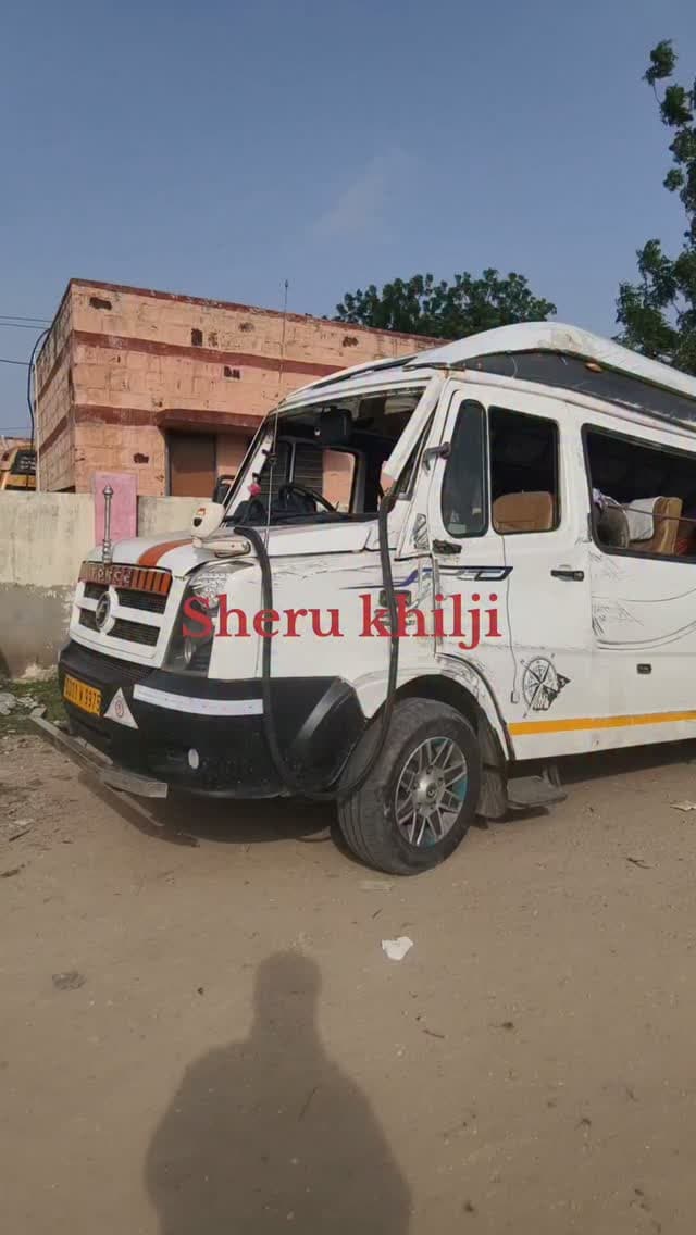 देचू पुलिस थाना क्षेत्र के फतेहगढ़ सरहद के निकट देर रात एक टेंपो ट्रैवलर अनियंत्रित होकर पलट गया। इस हा*दसे में वाहन में सवार नौ यात्री घा*यल हो गए। घाय*लों को 108 एंबुलेंस की मदद से देचू उप जिला अस्पताल पहुंचाया गया।
प्राथमिक उपचार के बाद, छह गं*भीर घाय*लों को आगे के इलाज के लिए जोधपुर रेफर किया गया है। देचू पुलिस सूचना मिलते ही मौके पर पहुंची और वाहन को सड़क से हटाकर यातायात सुचारू करवाया।
पुलिस के अनुसार, सभी यात्री महाराष्ट्र से राजस्थान में विभिन्न मंदिरों के दर्शन के लिए आए थे। वे रामदेवरा दर्शन करने के बाद ओसियां स्थित मंदिर जा रहे थे, तभी यह हाद*सा हुआ। पुलिस ने बताया कि वाहन का एक्सेल टूटने के कारण वह अनियंत्रित होकर पलट गया।
सभी घा*यल महाराष्ट्र के नासिक, बुढ़ाना और धुलिया जिले के निवासी हैं। घाय*लों की सूची इस प्रकार है:
1. ईश्वर लाल (40), पुत्र मांगी लाल, जैन, निवासी घुटी, तहसील घुटी, जिला नासिक।
2. राजकुमार (65), पुत्र शोभाग चंद, भंसाली, नि