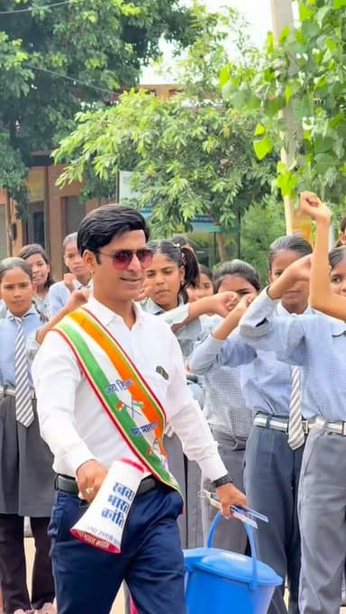 “राजस्थान की जल महलों की नगरी डीग में स्वच्छता पदयात्रा बच्चों के साथ 🧹🚶”
#स्वच्छतापदयात्रा #स्वच्छताअभियान #स्वच्छभारत #स्वच्छभारतअभियान #स्वच्छताहीसेवा Dग Dig CleanIndia SwachhBharat CleanIndiaMission Trending Viral Reels Shorts