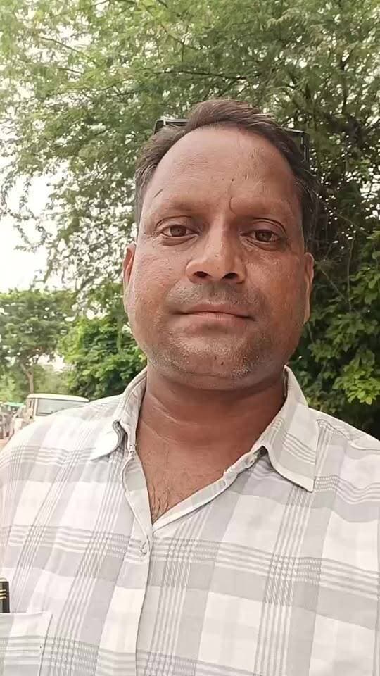 सवाई माधोपुर कलेक्ट्रेट के मुख्य गेट के बाहर पिछली सरकार में लगे थे पोलो पर तिरंगे। जिला मुख्यालय सहित पुराने शहर, आलनपुर रणथंभौर सर्किल, कलेक्ट्रेट , राजबाग, आदि स्थान पर लगाए गए थे तिरंगे। एक लेकिन एक साल से पोलों पर नहीं है तिरंगे। आखिर देखने की बात है कि जहां जिला प्रशासन द्वारा 9 अगस्त 2026 से हर घर तिरंगा मनाने जा रहा है। वही यह पांच पोल , तिरंगे के बिना सूने नजर आ रहे हैं।
#DM Sawai Madhopur #SP Sawai Madhopur #PWD vibhag Sawai Madhopur #Nagar Parishad Sawai Madhopur #Tahasil Sawai Madhopur, #CMO Jaipur, #PWD mantri Diya Kumari, #krishi mantri doctor Kirodi Lal Meena