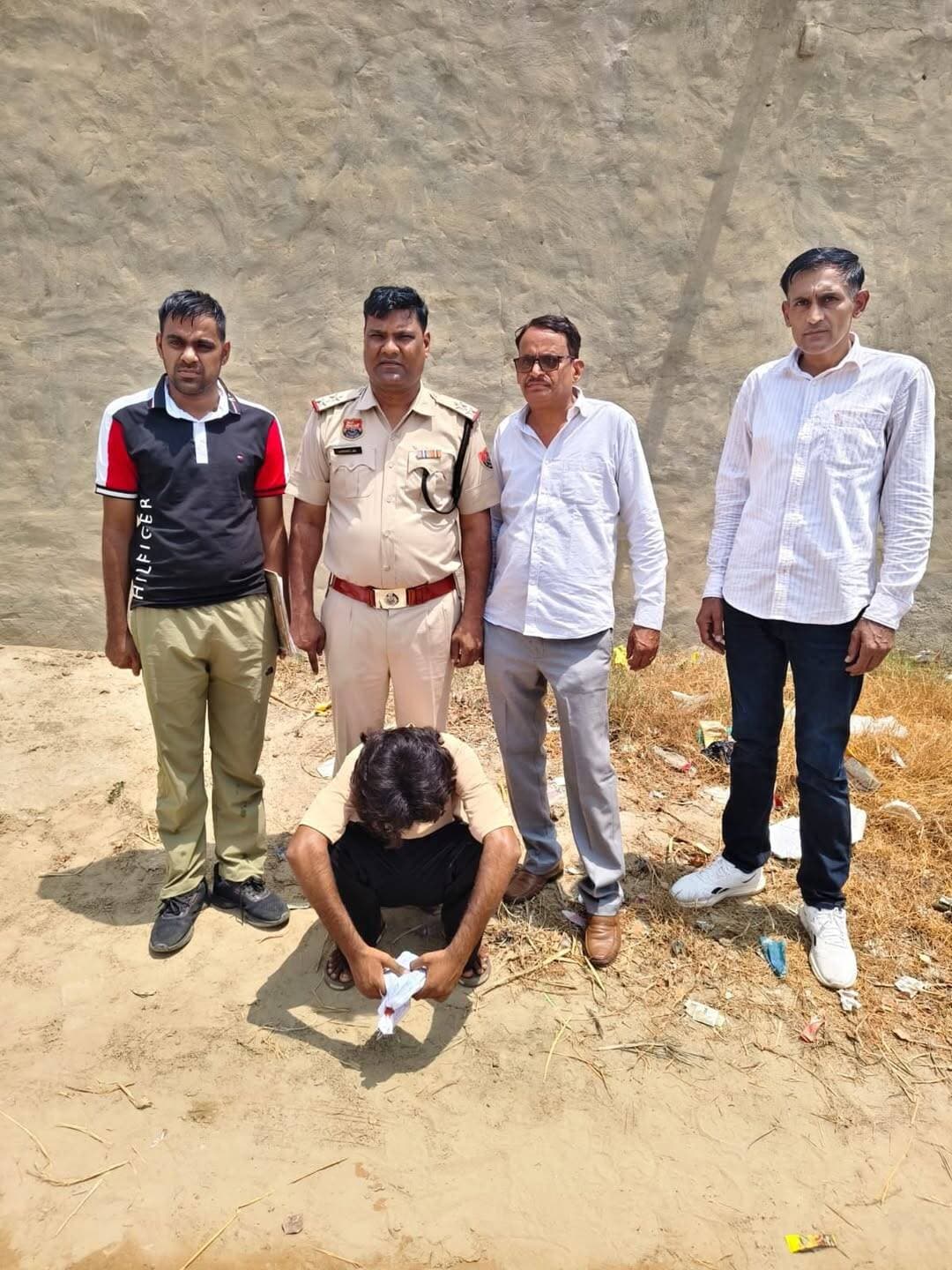 240 नशीली गोलियों के साथ युवक दबोचा, मामला दर्ज ।
सिरसा। जिले में नशा तस्करों के खिलाफ चलाए जा रहे अभियान के तहत सीआईए ऐलनाबाद पुलिस ने गांव बणी क्षेत्र से एक युवक को 240 प्रतिबंधित नशीली गोलियों सहित गिरफ्तार किया है। पुलिस ने आरोपी के खिलाफ रानियां थाना में एनडीपीएस एक्ट के तहत मामला दर्ज कर आगे की कार्रवाई के लिए उसे थाना पुलिस के हवाले कर दिया है।पुलिस अधीक्षक दीपक सहारन के निर्देश पर जिलेभर में नशा तस्करों के खिलाफ विशेष अभियान चलाया जा रहा है। इसी अभियान के तहत सीआईए ऐलनाबाद की टीम गश्त व चेकिंग के दौरान गांव बणी में मौजूद थी। इस दौरान पुलिस को एक युवक संदिग्ध हालात में खड़ा दिखाई दिया। पुलिस ने शक के आधार पर उसकी तलाशी ली तो उसके कब्जे से 240 प्रतिबंधित नशीली गोलियां बरामद हुईं।गिरफ्तार आरोपी की पहचान सतबीर सिंह पुत्र वीर सिंह निवासी चंडीगढिया मोहल्ला गांव बणी,जिला सिरसा के रूप में हुई है। प्रारंभिक पूछताछ में सामने आया है कि आरोपी इन प्रतिबंधित नशीली गोलियों को बेचने की फिराक में था। पुलिस ने मौके पर ही उसे गिरफ्तार कर लिया। जांच अधिकारी ने बताया कि अब यह पता लगाया जा रहा है कि आरोपी तक नशीली गोलियों की खेप किस माध्यम से पहुंची और इस नेटवर्क में उसके साथ अन्य कौन-कौन लोग शामिल हैं। पुलिस का कहना है कि नशा तस्करी के खिलाफ अभियान लगातार जारी रहेगा और इस अवैध कारोबार से जुड़े किसी भी व्यक्ति को किसी भी कीमत पर बख्शा नहीं जाएगा।