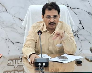 मुख्य विकास अधिकारी की अध्यक्षता में एमआर टीकाकरण जिला टास्क फोर्स की बैठक सम्पन्न*
*18 से 28 अगस्त तक चलेगा विशेष एमआर टीकाकरण अभियान, 5 से 10 वर्ष तक के छूटे हुए बच्चों को लगाई जाएगी एमआर वैक्सीन*
*अभियान के दौरान 14 वर्ष आयु की पात्र बालिकाओं का शत-प्रतिशत एचपीवी टीकाकरण सुनिश्चित करने के दिए निर्देश*
मुख्य विकास अधिकारी गौतमबुद्धनगर भालचंद्र त्रिपाठी की अध्यक्षता में एमआर टीकाकरण अभियान की जिला टास्क फोर्स (DTF) की बैठक आयोजित की गई।
बैठक में अपर मुख्य चिकित्सा अधिकारी डॉ. आर. के. सिरोहा ने मुख्य विकास अधिकारी को अवगत कराया कि 18 अगस्त 2026 से 28 अगस्त 2026 तक जनपद में विशेष एमआर टीकाकरण अभियान संचालित किया जाएगा। अभियान के अंतर्गत 5 वर्ष से 10 वर्ष तक के उन बच्चों को एमआर वैक्सीन की डोज दी जाएगी, जो पूर्व में टीकाकरण से वंचित रह गए थे। उन्होंने बताया कि कोविड काल के दौरान नियमित टीकाकरण प्रभावित होने के कारण इस आयु वर्ग के बच्चों में खसरा एवं रूबेला संक्रमण का जोखिम बढ़ा है। इसी को दृष्टिगत रखते हुए जनपद के सभी सरकारी एवं निजी विद्यालयों, आंगनवाड़ी केंद्रों, मदरसों तथा अन्य शिक्षण संस्थानों में अध्ययनरत कक्षा 1 से कक्षा 5 तक के बच्चों का शत-प्रतिशत टीकाकरण सुनिश्चित किया जाएगा।
उन्होंने बताया कि अभियान के अंतर्गत 18, 20, 21, 24, 25, 27 एवं 28 अगस्त 2026 को निर्धारित सत्रों के माध्यम से बच्चों को एमआर वैक्सीन की डोज प्रदान की जाएगी।
उन्होंने बैठक में यह भी अवगत कराया कि जनपद में 28 फरवरी 2026 से एचपीवी टीकाकरण अभियान संचालित है। इसके अंतर्गत 14 वर्ष आयु की पात्र बालिकाओं (जिनका 14वां जन्मदिन पूर्ण हो चुका है तथा 15वां जन्मदिन अभी पूर्ण नहीं हुआ है) का निःशुल्क टीकाकरण किया जा रहा है।
समीक्षा के दौरान मुख्य विकास अधिकारी ने जिला विद्यालय निरीक्षक एवं जिला कार्यक्रम अधिकारी (आईसीडीएस) को निर्देश दिए कि सभी सरकारी एवं निजी विद्यालयों, आंगनवाड़ी केंद्रों, मदरसों तथा अन्य शिक्षण संस्थानों में अध्ययनरत कक्षा 1 से कक्षा 5 तक के बच्चों का एमआर टीकाकरण शत-प्रतिशत सुनिश्चित कराया जाए। साथ ही एचपीवी टीकाकरण के लिए पात्र बालिकाओं की सूची तैयार कर संबंधित एएनएम के माध्यम से उनका समयबद्ध एवं शत-प्रतिशत टीकाकरण भी सुनिश्चित कराया जाए।
मुख्य विकास अधिकारी ने कहा कि स्वास्थ्य, शिक्षा एवं आईसीडीएस विभाग आपसी समन्वय के साथ कार्य करते हुए दोनों टीकाकरण अभियानों को सफल बनाएं, ताकि कोई भी पात्र बच्चा अथवा पात्र बालिका टीकाकरण से वंचित न रहे।
बैठक में मुख्य चिकित्सा अधीक्षक डॉ. ए. के. झा, जिला प्रतिरक्षण अधिकारी आर. पी. सिंह, जिला बेसिक शिक्षा अधिकारी राहुल पवार, जिला जिला कार्यक्रम अधिकारी (आईसीडीएस) आशीष कुमार, गावी के जिला समन्वयक, डब्ल्यूएचओ के एसएमओ, जेएसआई के जिला समन्वयक, यूएचसी प्रतिनिधि तथा जनपद के सभी ब्लॉकों एवं यूपीएचसी के चिकित्सा प्रभारी एवं अधिकारी उपस्थित रहे।
सौजन्य से सूचना विभाग, गौतमबुद्धनगर।