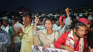 राँची के जयपाल सिंह मुंडा स्टेडियम में JPSC-JSSC अभ्यर्थियों का आंदोलन आज 13वें दिन भी जारी है। बड़ी संख्या में छात्र-छात्राएं अपनी मांगों को लेकर धरना स्थल पर मौजूद हैं। Ranchi Club TV आपको घटनास्थल से लगातार LIVE Ground Report दिखा रहा है।
इस लाइव में देखिए धरना स्थल का माहौल, अभ्यर्थियों की मौजूदगी और आंदोलन से जुड़ी हर बड़ी अपडेट।
📍 Location: Jaipal Singh Munda Stadium, Ranchi, Jharkhand
🎥 Ground Report: Ranchi Club TV
👍 वीडियो पसंद आए तो Like करें, Share करें और Ranchi Club TV को Follow/Subscribe करें।
Disclaimer:
This live stream is for informational and public awareness purposes only.
This live coverage is intended for news reporting. Statements made by participants are their own views.
#JPSC #JSSC #JPSCProtest #StudentProtest #Ranchi #Jharkhand #JharkhandNews #GroundReport #Live #RanchiClubTV #BreakingNews #HindiNews #Recruitment #YouthVoice #RanchiLive