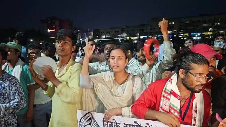 राँची के जयपाल सिंह मुंडा स्टेडियम में JPSC-JSSC अभ्यर्थियों का आंदोलन आज 13वें दिन भी जारी है। बड़ी संख्या में छात्र-छात्राएं अपनी मांगों को लेकर धरना स्थल पर मौजूद हैं। Ranchi Club TV आपको घटनास्थल से लगातार LIVE Ground Report दिखा रहा है।
इस लाइव में देखिए धरना स्थल का माहौल, अभ्यर्थियों की मौजूदगी और आंदोलन से जुड़ी हर बड़ी अपडेट।
📍 Location: Jaipal Singh Munda Stadium, Ranchi, Jharkhand
🎥 Ground Report: Ranchi Club TV
👍 वीडियो पसंद आए तो Like करें, Share करें और Ranchi Club TV को Follow/Subscribe करें।
Disclaimer:
This live stream is for informational and public awareness purposes only.
This live coverage is intended for news reporting. Statements made by participants are their own views.
#JPSC #JSSC #JPSCProtest #StudentProtest #Ranchi #Jharkhand #JharkhandNews #GroundReport #Live #RanchiClubTV #BreakingNews #HindiNews #Recruitment #YouthVoice #RanchiLive