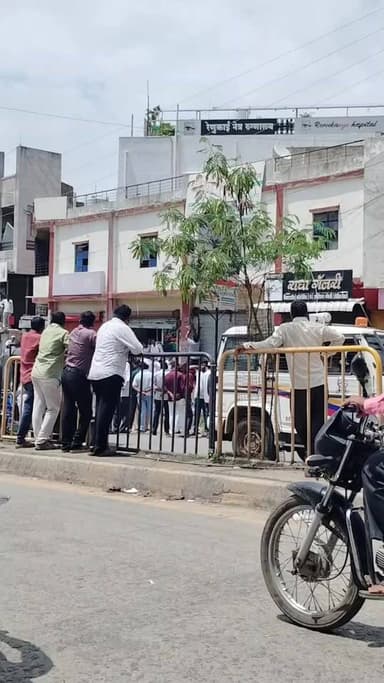 रंगोली कॉर्नर येथील अतिक्रमण पाडताना प्रसंगी दृश्य....
