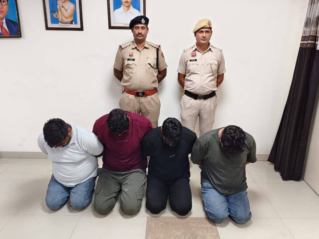 काठमन्डी निवासी सुनील का अपहरण करके हत्या करने का मामला
वारदात मे शामिल रहे चारो आरोपियो को किया गिरफ्तार
संक्षिप्त हालात:-
रोहतक पुलिस की टीम ने काठमन्डी निवासी सुनील का अपहरण कर हत्या करने की वारदात को हल करते हुये वारदात मे शामिल रहे चार आरोपियो को गिरफ्तार करने में सफलता प्राप्त की है। आरोपियो को पेश अदालत किया गया है। अदालत के आदेश पर आरोपियो को 07 दिन के पुलिस हिरासत रिमांड पर हासिल किया गया है। मामले की गहनता से जांच की जा रही है।
पुलिस प्रवक्ता मनीष ने बताया कि दिनांक 28.07.2026 को काठमंडी निवासी नीरज की शिकायत के आधार पर अभियोग अंकित कर जाँच शुरू की गई। प्रारंभिक जाँच में सामने आया कि नीरज के भाई सुनील का सर्वेश के साथ पैसो का लेन देन था। दिनांक 28.07.2026 को रात करीब 1 बजे नीरज का भाई सुनील, सुनील का दोस्त सुमित, सर्वेश, कौशल व सन्नी के साथ मकान के पास बैठे हुये थे तभी एक काले रंग की स्कोर्पियो आयी जिसमे सर्वेश, तनवीर, दीपक व कार्तिक अपने हाथो मे डंडे व हथियारो सहित हुये नीचे उतरे। हथियार के बल पर सुनील का अपहरण कर गाडी मे बैठाकर मौके से फरार हो गये। दिनांक 30.07.2026 को सुनील की लाश प्राप्त होने पर अभियोग मे धारा 103(1) ईजाद की गई।
मामले की जांच सह.उप.नि सुशील कुमार द्वारा अमल मे लाई गई। दौराने जांच दिनांक 05.08.2026 को आरोपी सर्वेश पुत्र दिनेश निवासी जनता कालोनी, तनवीर पुत्र बलजीत निवासी गांव बालंद हाल सुनारिया चौक, कार्तिक पुत्र अनिल निवासी हरि सिंह कॉलोनी, दीपक पुत्र जयभगवान निवासी गांव खेडी आसरा झज्जर हाल श्रीनगर रोहतक को गिरफ्तार किया गया है।
गिरफ्तार आरोपीः-
1. सर्वेश पुत्र दिनेश निवासी बालंद हाल जनता कालोनी
2. तनवीर पुत्र बलजीत निवासी गांव बालंद हाल सुनारिया चौक
3. कार्तिक पुत्र अनिल निवासी हरि सिंह कॉलोनी
4. दीपक पुत्र जयभगवान निवासी गांव खेडी आसरा झज्जर हाल श्रीनगर रोहतक
रजिस्ट्रड केसः-
अभियोग संख्या 297 दिनांक .28.07.2026 धारा 103(1), 140(1), 140(3), 238ए, 3(5) बीएनएस थाना शिवाजी कॉलोनी