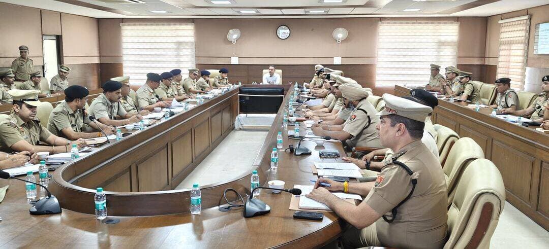 पुलिस कमिश्नर पंकज नैन की अध्यक्षता में हुई क्राइम मीटिंग: तय हुआ पूरा रोडमैप, प्रत्येक थाना क्षेत्र में 100 नये सीसीटीवी कैमरे लगेंगे, अपराध नियंत्रण रहेगी प्राथमिकता
जनसेवा के अवसर को कर्तव्य समझकर निभाएं, अपराधियों के खिलाफ निर्णायक कार्रवाई करें, भ्रष्टाचार और दुर्व्यवहार पर सख्त चेतावनी: पुलिस कमिश्नर पंकज नैन
अकेले रह रहे वरिष्ठ नागरिकों और घरेलू सहायकों का सत्यापन पूरा करने के लिए टीमों को दिया 1 सप्ताह का अल्टीमेटम
थाना व चौकी प्रभारियों को निर्देश: महिलाओं के विरुद्ध अपराधों में संवेदनशीलता जरुरी, किसी भी पीड़िता को अनावश्यक रूप से थानों के चक्कर न लगाने पड़ें
वाहन चोरी में 24 प्रतिशत, चोरी में 51 प्रतिशत, स्नैचिंग में 26 प्रतिशत, घरों में चोरी में 37.6 प्रतिशत तथा महिलाओं के विरुद्ध अपराधों में 24 प्रतिशत की कमी दर्ज, आंकड़ो को और बेहतर करने पर दिया जोर
साइबर पुलिस को आधुनिक टूल्स और सॉफ्टवेयर से तकनीकी रूप से और अधिक सक्षम बनाने के लिए ट्रैनिंग प्रोग्राम होंगे आयोजित
राइडर, ईआरवी, पीसीआर और क्यूआरटी टीमों को अलर्ट रहने के निर्देश, कांवड़ यात्रा की सुरक्षा व्यवस्था होगी और मजबूत करने के निर्देश
अपराध की सूचना देने वालों आमजनों की पहचान रहेगी पूरी तरह गोपनीय, सूचना देने वालों को पुलिस कमिश्नर करेंगे सम्मानित
पंचकूला/ 06 अगस्त: अपराध नियंत्रण को और अधिक प्रभावी, तकनीकी रूप से सक्षम तथा जनसहभागिता आधारित बनाने के उद्देश्य से पुलिस कमिश्नर आईपीएस पंकज नैन की अध्यक्षता में आज पंचकूला पुलिस लाइन स्थित जीओ मैस में जिले के सभी राजपत्रित अधिकारियों, थाना प्रभारियों, चौकी प्रभारियों एवं विभिन्न शाखाओं के अधिकारियों की क्राइम मीटिंग आयोजित की गई। बैठक में कानून व्यवस्था, अपराध नियंत्रण, वरिष्ठ नागरिकों की सुरक्षा, साइबर अपराधों की रोकथाम, कांवड़ यात्रा सुरक्षा तथा लंबित मामलों की समीक्षा करते हुए पुलिसिंग को और अधिक प्रभावी बनाने के लिए विस्तृत दिशा-निर्देश जारी किए गए।
पुलिस कमिश्नर आईपीएस पंकज नैन ने सभी थाना प्रभारियों को निर्देश दिए कि वे अपनी टीम के साथ व्यक्तिगत रूप से अपने-अपने थाना क्षेत्र में ऐसे 100 महत्वपूर्ण स्थान चिन्हित करें, जहां सीसीटीवी कैमरों की मदद से अपराधियों की गतिविधियों पर प्रभावी निगरानी रखी जा सके तथा अपराधों की रोकथाम और आरोपियों की शीघ्र पहचान सुनिश्चित हो सके।
बैठक में सभी थाना एवं चौकी प्रभारियों को अकेले रह रहे वरिष्ठ नागरिकों के शेष सत्यापन को एक सप्ताह के भीतर पूरा करने का अल्टीमेटम दिया गया। साथ ही उनके अधीन कार्यरत घरेलू सहायकों का भी सत्यापन सुनिश्चित करने के निर्देश दिए गए। पुलिस टीम नियमित रूप से वरिष्ठ नागरिकों से मुलाकात कर उन्हें साइबर अपराधों, फर्जी डिलीवरी बॉय, अज्ञात व्यक्तियों एवं अन्य संभावित अपराधों के प्रति जागरूक करेगी तथा उनके क्षेत्रों में गश्त भी बढ़ाई जाएगी।
बैठक के दौरान अपराध के आंकड़ों की समीक्षा करते हुए बताया गया कि पिछले वर्ष के पहले सात महीनों की तुलना में वाहन चोरी में 24 प्रतिशत, चोरी में 51 प्रतिशत, स्नैचिंग में 26 प्रतिशत, घरों में चोरी में 37.6 प्रतिशत तथा महिलाओं के विरुद्ध अपराधों में 24 प्रतिशत की कमी दर्ज की गई है। पुलिस कमिश्नर ने इन उपलब्धियों को और बेहतर बनाने के लिए प्रभावी रणनीति अपनाने तथा लंबित मामलों के शीघ्र एवं गुणवत्तापूर्ण निस्तारण के निर्देश दिए।
उन्होंने फील्ड में तैनात राइडर, ईआरवी, पीसीआर एवं क्यूआरटी टीमों को हर परिस्थिति में सतर्क रहने तथा सभी नाकों पर पूरी मुस्तैदी के साथ ड्यूटी करने के निर्देश दिए। साथ ही महिलाओं के विरुद्ध अपराधों में संवेदनशीलता के साथ त्वरित कार्रवाई सुनिश्चित करने तथा पीड़िताओं को शीघ्र न्याय दिलाने की प्रक्रिया में तेजी लाने के निर्देश दिए, ताकि किसी भी पीड़िता को अनावश्यक रूप से थानों के चक्कर न लगाने पड़ें।
साइबर अपराधों की बढ़ती चुनौतियों को देखते हुए पुलिस कमिश्नर ने साइबर सेल, साइबर क्राइम थाना एवं तकनीकी कार्य से जुड़े अन्य पुलिस अधिकारियों और कर्मचारियों के लिए विशेष प्रशिक्षण सत्र आयोजित करने तथा उन्हें आधुनिक टूल्स एवं सॉफ्टवेयर के माध्यम से तकनीकी रूप से और अधिक दक्ष बनाने के निर्देश दिए।
बैठक में कांवड़ यात्रा के मद्देनजर सभी क्षेत्रीय अधिकारियों को नियमित निगरानी रखने, सुरक्षा व्यवस्था मजबूत बनाए रखने तथा किसी भी प्रकार की दुर्घटना या हिंसात्मक गतिविधि को रोकने के लिए प्रभावी समन्वय के निर्देश दिए गए।
इसके अतिरिक्त एंटी बैगिंग ड्राइव की प्रगति रिपोर्ट की समीक्षा करते हुए अभियान की नियमित मॉनिटरिंग जारी रखने के निर्देश भी दिए गए।
गन कल्चर, रंगदारी एवं डिजिटल अरेस्ट जैसे अपराधों पर प्रभावी अंकुश लगाने के उद्देश्य से शुरू की गई अभेद्य ऐप का अधिक से अधिक उपयोग सुनिश्चित करने के निर्देश दिए गए।
साथ ही पुलिस कमिश्नर ने अधिकारियों एवं कर्मचारियों की योग्यता और अनुभव के अनुसार तैनाती सुनिश्चित करने के निर्देश दिए, ताकि उपलब्ध पुलिस बल का अधिकतम प्रभावी उपयोग किया जा सके।
पुलिस कमिश्नर ने आमजन से भी अपील करते हुए कहा कि यदि कोई व्यक्ति किसी आपराधिक घटना या असामाजिक तत्वों की सूचना पुलिस को देता है तो उसकी पहचान गोपनीय रखी जाएगी तथा उत्कृष्ट सूचना देने वालों उनके द्वारा पुरस्कृत भी किया जाएगा।
बैठक के अंत में पुलिस कमिश्नर आईपीएस पंकज नैन ने अधिकारियों से कहा कि पुलिस को जनता की अपेक्षाओं पर खरा उतरना है। आपको जनसेवा का अवसर मिला है, इसे अपनी जिम्मेदारी समझकर पूरी ईमानदारी, आत्मविश्वास और समर्पण के साथ निभाइए तथा अपराध नियंत्रण को सर्वोच्च प्राथमिकता देते हुए जनता का विश्वास और मजबूत कीजिए। भ्रष्टाचार व आमजन से दुर्व्यवहार किसी भी कीमत पर बर्दाश्त नही होगा।
बैठक में डीसीपी पंचकूला आईपीएस अदिति सिंह, डीसीपी क्राइम एंड ट्रैफिक अमरिंदर सिंह, सभी एसीपी, थाना प्रभारी, चौकी इंचार्ज, क्राइम यूनिटों के प्रभारी, दोनों ट्रैफिक थाना प्रभारियों तथा विभिन्न महत्वपूर्ण शाखाओं के प्रभारी उपस्थित रहे।