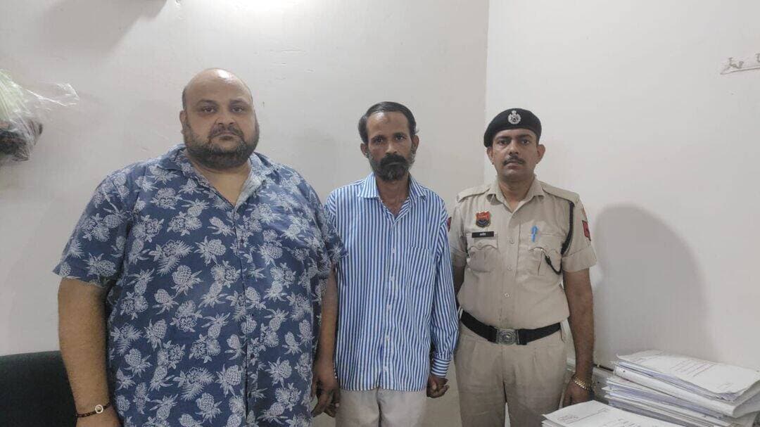 *निवेश के नाम पर ठगी करने वाले साइबर ठगों को बैंक खाता उपलब्ध कराने वाले 02 आरोपी गिरफ्तार।*
`गुरुग्राम: 06 अगस्त 2026`
▪️ दिनांक 25.06.2025 को एक व्यक्ति ने थाना साइबर अपराध मानेसर, गुरुग्राम में एक शिकायत इन्वेस्टमेंट के नाम पर इससे लगभग 29 लाख 41 हजार रुपए की ठगी करने के संबंध में दी। शिकायत पर थाना साइबर अपराध मानेसर, गुरुग्राम में संबंधित धाराओं के तहत अभियोग अंकित किया गया।
▪️थाना साइबर अपराध मानेसर, गुरुग्राम की पुलिस टीम ने कार्यवाही करते हुए उपरोक्त अभियोग में 02 आरोपियों को दिनांक 06.08.2026 को पंजाब से गिरफ्तार किया। आरोपियों की पहचान *रवि कुमार (उम्र-41 वर्ष) निवासी लेबर कालोनी जवाहर नगर, लुधियाना (पंजाब) व नितिन कुमार (उम्र-44 वर्ष) निवासी न्यू माया नगर, हाइबोवाल कलां, लुधियाना (पंजाब)* के रूप में हुई।
▪️ पुलिस जांच व पूछताछ में ज्ञात हुआ कि उपरोक्त अभियोग में ठगी गई राशि में से 11 लाख 40 हजार रुपए जिस बैंक खाता में ट्रांसफर किए गए थे वह बैंक खाता उक्त आरोपी रवि कुमार के नाम था। आरोपी रवि ने यह बैंक खाता 10 हजार रुपए में आरोपी नितिन उपरोक्त को उपलब्ध करवाया था। आरोपी नितिन ने यह बैंक खाता 01 लाख रुपए में साइबर अपराधियों को बेच दिया था।
▪️ अभियोग में नियमानुसार आगामी कार्यवाही की जा रही है। अभियोग अनुसंधानाधीन है।