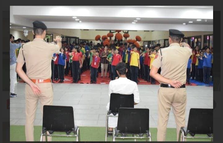 *गुरुग्राम पुलिस द्वारा विभिन्न थाना क्षेत्रों में नशा मुक्ति जागरूकता एवं वेलनेस सत्र आयोजित, युवाओं व समाज को नशामुक्त जीवन अपनाने के लिए किया प्रेरित।*
`गुरुग्राम: 06 अगस्त 2026`
▪️ गुरुग्राम पुलिस द्वारा दिनांक 06.08.2026 को नशा मुक्त एवं अपराध मुक्त गुरुग्राम के उद्देश्य को साकार करने के लिए एंबिएंस पब्लिक स्कूल, गुरुग्राम में विद्यार्थियों के लिए तथा पुलिस थाना सैक्टर-29 के क्षेत्र में आमजन के लिए नारकोटिक्स ड्रग डी-एडिक्शन अवेयरनेस एवं वेलनेस सत्र का आयोजन किया गया।
▪️ इस जागरूकता एवं वेलनेस सत्र को आचार्य करमवीर द्वारा संबोधित किया गया। उन्होंने उपस्थित विद्यार्थियों/लोगों को बताया कि जीवन की चुनौतियों, तनाव एवं प्रतिकूल परिस्थितियों का सामना किसी भी प्रकार के नशीले पदार्थ या अन्य व्यसनों का सहारा लिए बिना भी सकारात्मक, स्वस्थ एवं संतुलित जीवनशैली अपनाकर किया जा सकता है। उन्होंने प्रतिभागियों को शारीरिक, मानसिक, भावनात्मक एवं आध्यात्मिक स्वास्थ्य को सुदृढ़ बनाए रखने के वैज्ञानिक एवं व्यावहारिक उपायों की विस्तृत जानकारी दी।
▪️ सत्र के दौरान अष्टांग योग, स्वर योग (श्वास का विज्ञान), नाद योग (आंतरिक ध्वनि), कर्म योग, संतुलित एवं पौष्टिक आहार, स्वस्थ जीवनशैली, जीवन मूल्यों तथा हार्मोन संतुलन जैसे महत्वपूर्ण विषयों पर विस्तारपूर्वक चर्चा की गई। साथ ही नशीले पदार्थों एवं अन्य प्रकार की व्यसनकारी आदतों के दुष्प्रभावों से भी प्रतिभागियों को अवगत कराया गया तथा उन्हें नशामुक्त जीवनशैली अपनाने के लिए प्रेरित किया गया।
▪️ कार्यक्रम के समापन पर सभी प्रतिभागियों ने जीवनभर किसी भी प्रकार के नशे से दूर रहने एवं दूसरों को भी नशामुक्त जीवन अपनाने के लिए प्रेरित करने की शपथ ली।
▪️ इस अवसर पर युवाओं से विशेष रूप से आह्वान किया गया कि वे नशा मुक्त एवं अपराध मुक्त अभियान में सक्रिय भागीदारी निभाते हुए अपने परिवार, मित्रों एवं समाज के बीच नशे के दुष्प्रभावों के प्रति जागरूकता फैलाएं तथा एक स्वस्थ, सुरक्षित एवं जिम्मेदार समाज के निर्माण में अपनी महत्वपूर्ण भूमिका निभाएं।