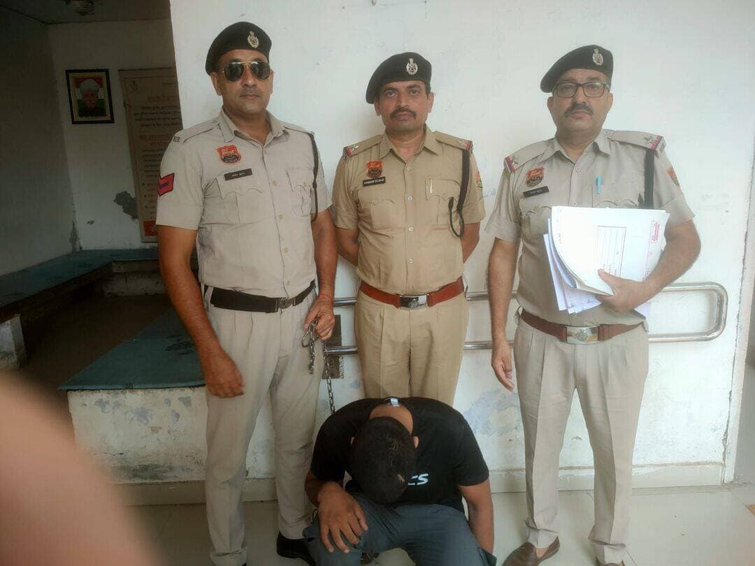 हथियार के बल पर 05 लाख रुपये की लूट करने का मामला
आरोपियो ने ट्रेडिंग के नाम पर रुपये कमाने का लालच देकर शिकायतकर्ता से मंगवाये थे 05 लाख रुपये
वारदात मे शामिल रहे आरोपी को किया गिरफ्तार
संक्षिप्त हालात:-
रोहतक पुलिस की टीम ने हथियार के बल पर 05 लाख रुपये लूटने की वारदात को हल कर ते हुये वारदात मे रहे आरोपी को गिरफ्तार करने में सफलता प्राप्त की है। आरोपी को पेश अदालत किया गया है। मामले की गहनता से जांच की जा रही है।
पुलिस प्रवक्ता मनीष ने बताया कि दिनांक 30.07.2026 को एकता कॉलोनी निवासी विशाल की शिकायत के आधार पर अभियोग अंकित कर जाँच शुरू की गई। प्रारंभिक जाँच में सामने आया कि दिनांक 30.07.2026 को विशाल अपने दोस्त अजय के पास सनसिटी मे गया हुआ था। जंहा पर अंकित भी आया हुआ था। अंकित ने विशाल को बताया कि उसके पास ट्रेडिंग करने वाले लडके है विशाल को यूएसडीटी का लालच देकर 05 लाख रुपये मंगवाने बारे कहा। विशाल ने फोन कर अपने दोस्त रवि से 05 लाख रुपये मंगवा लिये। अंकित, अजय के साथ चार युवक गाडी मे बैठे जिन्होने विशाल को अपने पीछे आने बारे कहा। विशाल अपनी गाडी लेकर उनकी गाडी के पीछे चल पडा। युवको ने आगे चलकर गाडी को लाढौत रोड की तरफ मोड दिया और रोहतक की तरफ खडा कर दिया। दो युवक गाडी से उतरे और विशाल की गाडी मे आ बैठे। युवक ने पिस्तौल के बल पर विशाल से रुपये देने बारे कहा। युवक जान से मारने की धमकी देते हुये पिस्तौल के बल पर गाडी मे रखे विशाल के 05 लाख रुपये लेकर अपनी गाडी मे सवार होकर मौके से फरार हो गये। विशाल ने युवको की गाडी का पीछा किया। लाढौत चौक के पास युवको की गाडी का एक मोटरसाइकिल के साथ एक्सीटेंड हो गया। युवक गाडी से उतरकर मौके से फरार हो गये। विशाल ने अपनी गाडी रोकी। विशाल को उनकी गाडी मे रखे अपने 05 लाख रुपये मिल गये।
मामले की जांच स.उप.नि. संजय द्वारा अमल मे लाई गई। दौराने जांच दिनांक 05.08.2026 को आरोपी प्रिंस पुत्र वजीर निवासी बराहणा जिला झज्जर गिरफ्तार किया गया है। वारदात मे शामिल रहे अन्य आरोपियो को जल्द ही गिरफ्तार किया जायेगा।
गिरफ्तार आरोपीः-
1. प्रिंस पुत्र वजीर निवासी बराहणा जिला झज्जर
रजिस्ट्रड केसः-
अभियोग संख्या 188 दिनांक 30.07.2026 धारा 309(4), 309(6), 311 बीएनएस थाना सदर