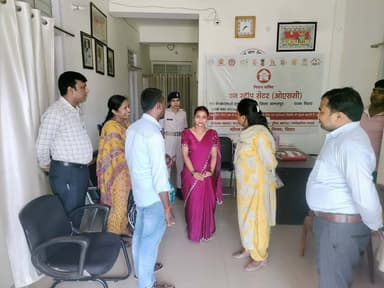 भागलपुर, 06 अगस्त 2026, प्रभारी पदाधिकारी, वन स्टॉप सेंटर एवं वरीय उपसमाहर्ता डॉ. मीनाक्षी द्वारा गुरुवार को वन स्टॉप सेंटर, मायागंज, भागलपुर का निरीक्षण किया गया। निरीक्षण के दौरान उन्होंने केंद्र में उपलब्ध सुविधाओं, साफ-सफाई, अभिलेखों तथा महिलाओं को प्रदान की जा रही विभिन्न सेवाओं का जायजा लिया।
निरीक्षण के क्रम में डॉ. मीनाक्षी ने महिला हेल्पलाइन-181 के संचालन, शिकायत प्राप्त होने के उपरांत अपनाई जाने वाली कार्यप्रणाली तथा पीड़ित महिलाओं को उपलब्ध कराई जा रही सहायता के संबंध में विस्तृत जानकारी प्राप्त की। इस दौरान उन्होंने घरेलू हिंसा से पीड़ित एक महिला से संवाद कर उसकी समस्याओं को सुना तथा केंद्र द्वारा उपलब्ध कराई जा रही सहायता एवं परामर्श सेवाओं की जानकारी ली।
उन्होंने केंद्र प्रशासक श्रीमती मोना कुमारी के साथ पीड़ित महिलाओं की काउंसलिंग, पुनर्वास, कानूनी सहायता एवं अन्य उपलब्ध सेवाओं पर विस्तार से चर्चा की। डॉ. मीनाक्षी ने केंद्र के सभी कर्मियों को अपने दायित्वों का पूरी निष्ठा, संवेदनशीलता एवं उत्तरदायित्व के साथ निर्वहन करने का निर्देश देते हुए कहा कि कार्य के प्रति किसी भी प्रकार की लापरवाही स्वीकार्य नहीं होगी। उन्होंने प्रत्येक मामले में पीड़ित महिलाओं को समयबद्ध, गुणवत्तापूर्ण एवं प्रभावी सेवाएं उपलब्ध कराने पर विशेष बल दिया।
निरीक्षण के दौरान जिला परियोजना प्रबंधक, जेंडर स्पेशलिस्ट एवं वन स्टॉप सेंटर के सभी कर्मी उपस्थित रहे।
निरीक्षण के अंत में डॉ. मीनाक्षी ने केंद्र की कार्यप्रणाली पर संतोष व्यक्त करते हुए सभी अधिकारियों एवं कर्मियों को आपसी समन्वय के साथ कार्य करने तथा महिलाओं को त्वरित, सुरक्षित एवं प्रभावी सहायता उपलब्ध कराने के लिए निरंतर प्रयासरत रहने का निर्देश दिया।
JEEVIKA Bihar
Panchayati Raj Department, Government of Bihar
Bhagalpur District Administration