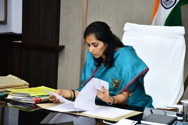 भागलपुर, 06 अगस्त 2026: जिला पदाधिकारी श्रीमती अलंकृता पांडे की अध्यक्षता में आज समाहरणालय स्थित कार्यालय कक्ष में वाहन मूल्यांकन समिति की बैठक आयोजित की गई।
बैठक में समिति के सदस्य के रूप में जिला परिवहन पदाधिकारी, जिला लेखा पदाधिकारी, सहायक आयुक्त, मद्य निषेध, भागलपुर तथा मोटर वाहन निरीक्षक (एमवीआई) उपस्थित थे।बैठक के दौरान मोटर वाहन निरीक्षक द्वारा प्रस्तुत 55 वाहनों के मूल्यांकन प्रतिवेदन की बिंदुवार समीक्षा की गई।
समीक्षा के क्रम में जिला पदाधिकारी ने सभी वाहनों के मूल्यांकन में पूर्ण पारदर्शिता, वस्तुनिष्ठता एवं निर्धारित मानकों का अनुपालन सुनिश्चित करने पर विशेष बल दिया।समीक्षोपरांत जिला पदाधिकारी ने जिला परिवहन पदाधिकारी को निर्देश दिया कि प्रस्तुत किए गए सभी 55 वाहनों के मूल्यांकन की पुनः विस्तृत समीक्षा कराई जाए।
उन्होंने यह भी निर्देशित किया कि प्रत्येक वाहन का भौतिक (फिजिकल) निरीक्षण पुनः सुनिश्चित किया जाए, ताकि वाहनों की वास्तविक स्थिति के अनुरूप सटीक एवं निष्पक्ष मूल्यांकन किया जा सके।
जिला पदाधिकारी ने कहा कि पुनः निरीक्षण एवं समीक्षा के उपरांत विस्तृत प्रतिवेदन समिति के समक्ष समर्पित किया जाए, जिससे वाहनों के मूल्यांकन से संबंधित प्रक्रिया पूर्णतः पारदर्शी एवं तथ्यपरक ढंग से संपन्न हो सके।
District Administration Patna
DM Darbhanga
JEEVIKA Bihar
District Administration, Madhubani
Madhepura District Administration
Panchayati Raj Department, Government of Bihar
Bhagalpur Police
Banka District Administration
Bhagalpur District Administration